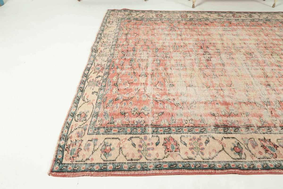 Çiçek desenli el dokuma vintage halı – turuncu ve bej tonlarda yün dokuma