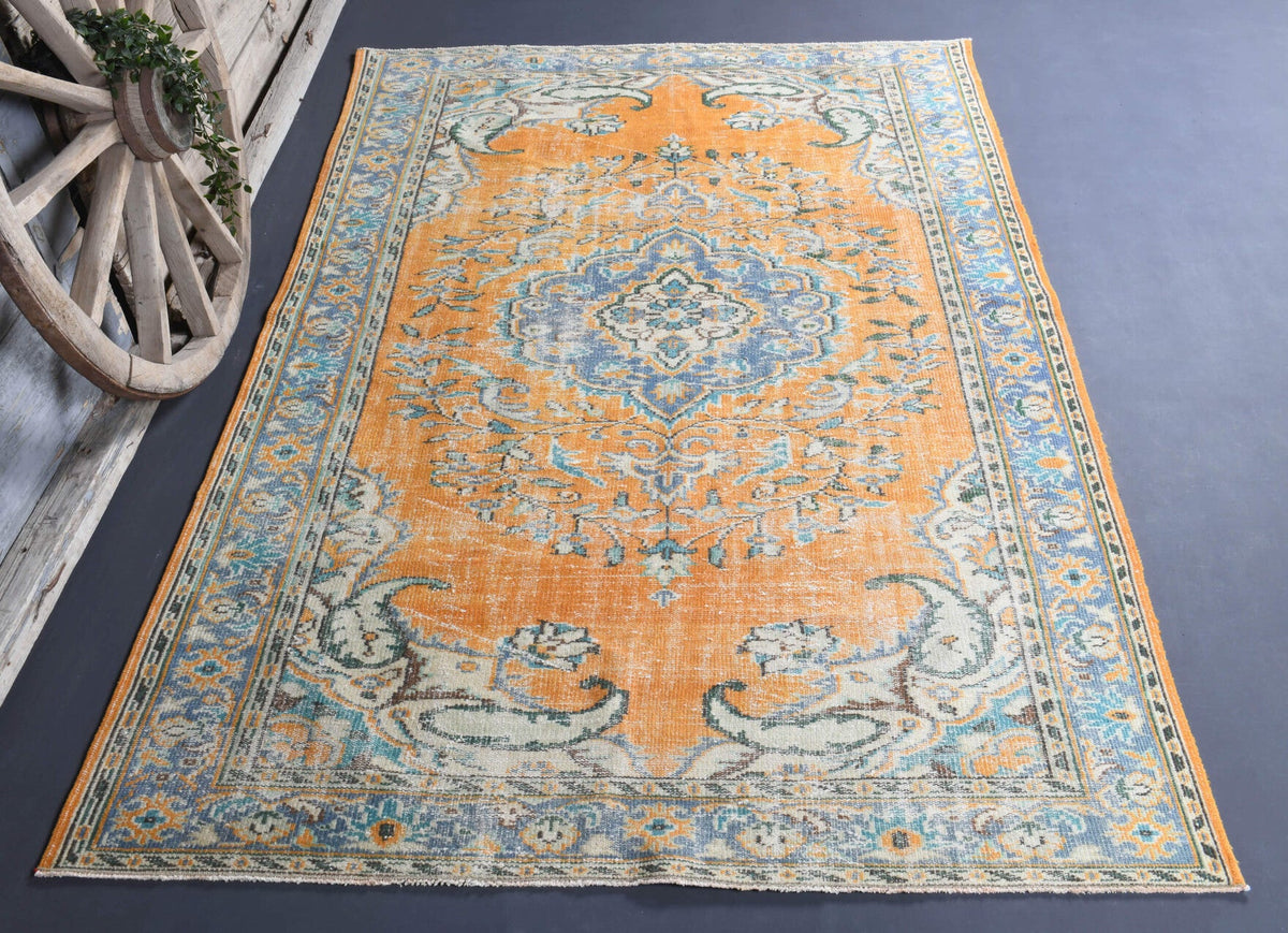 El yapımı vintage halı 188x295 cm oryantal desenli yün - ışık altında renk detayı