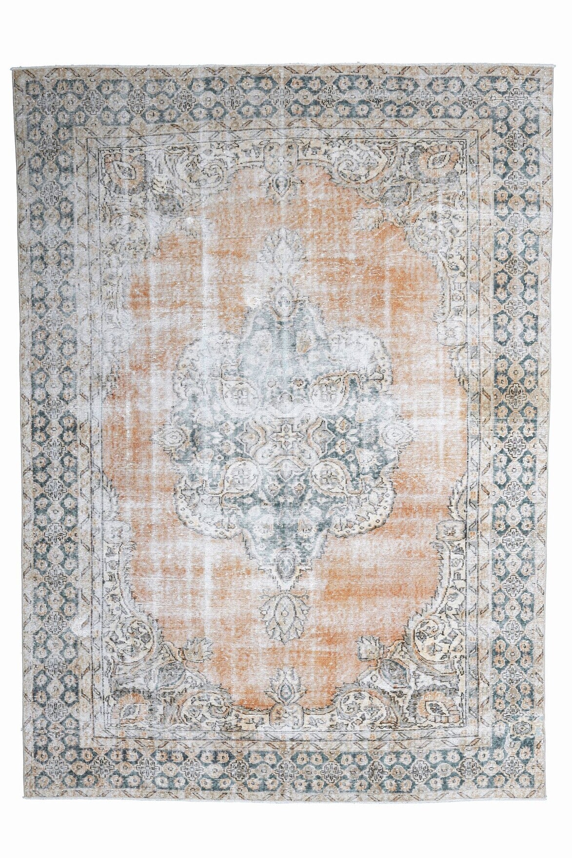 240x326 cm gri, beyaz ve bej oryantal desenli el dokuma vintage halı – üstten tam görünüm