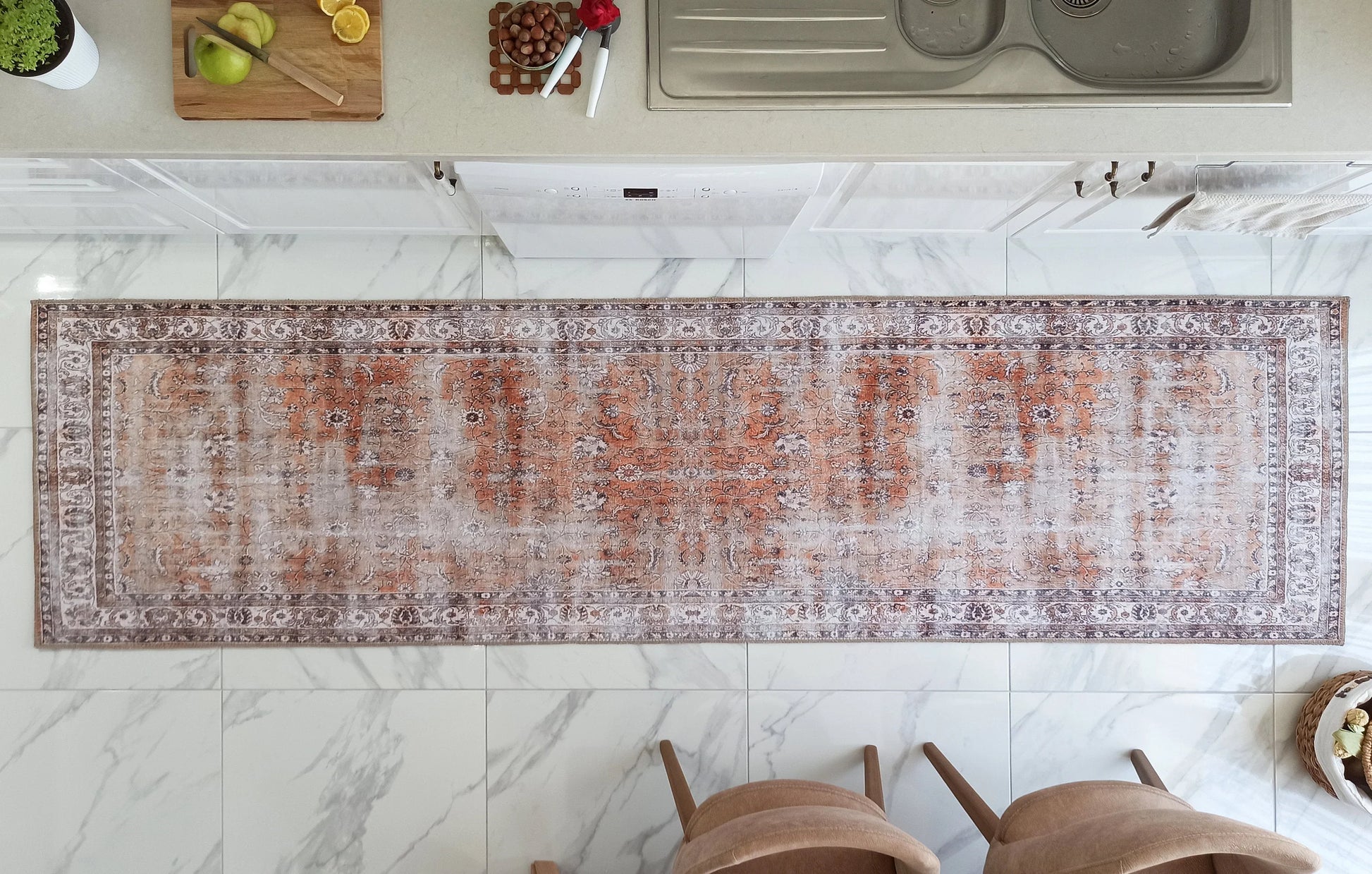 Solgun Turuncu ve Krem Eskitme Çiçekli Vintage Halı