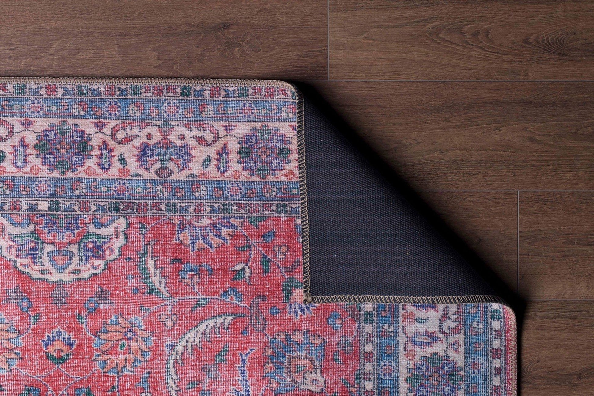 Solgun Kırmızı ve Krem Eskitme Desenli Vintage Halı