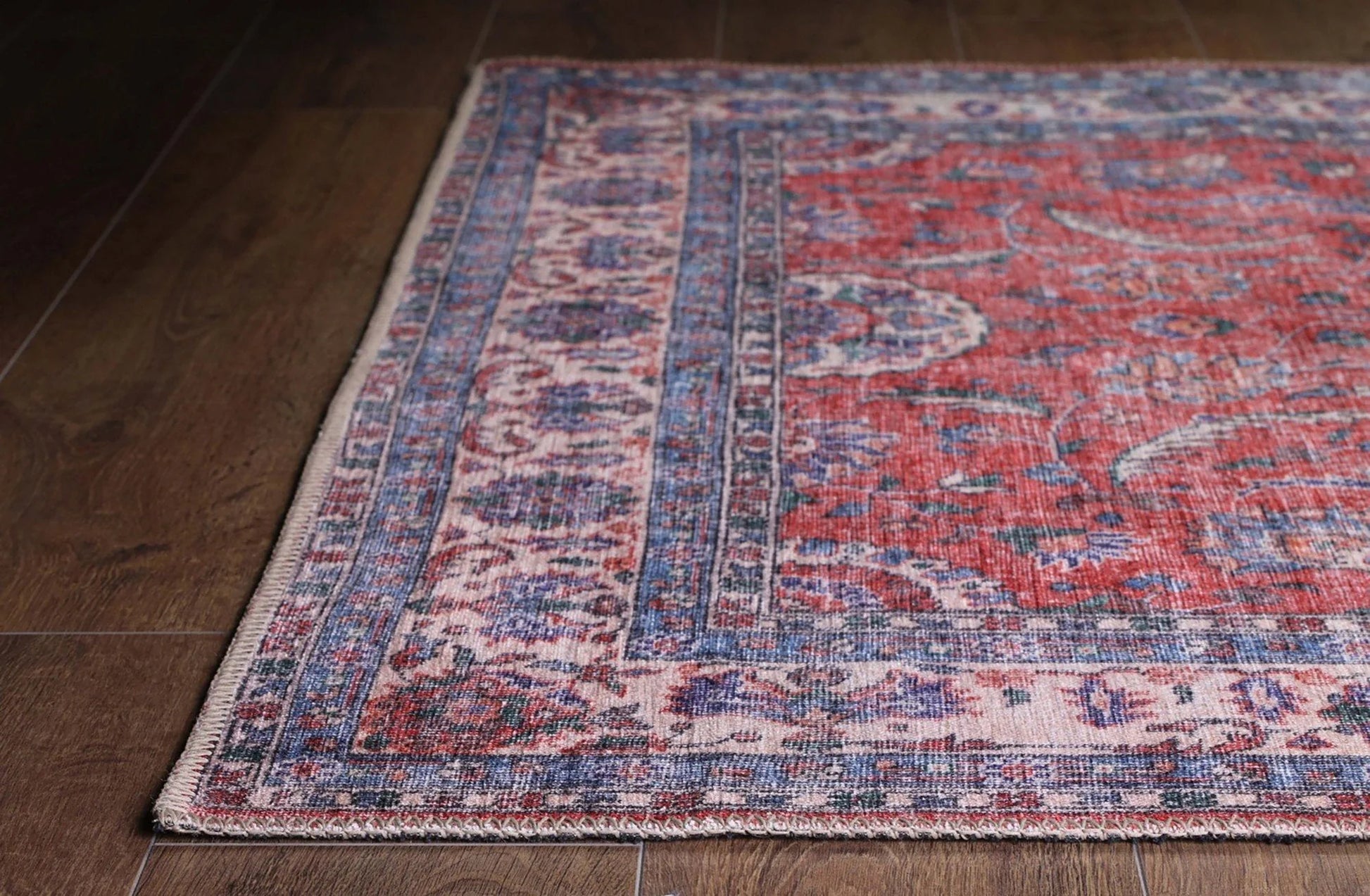 Solgun Kırmızı ve Krem Eskitme Desenli Vintage Halı