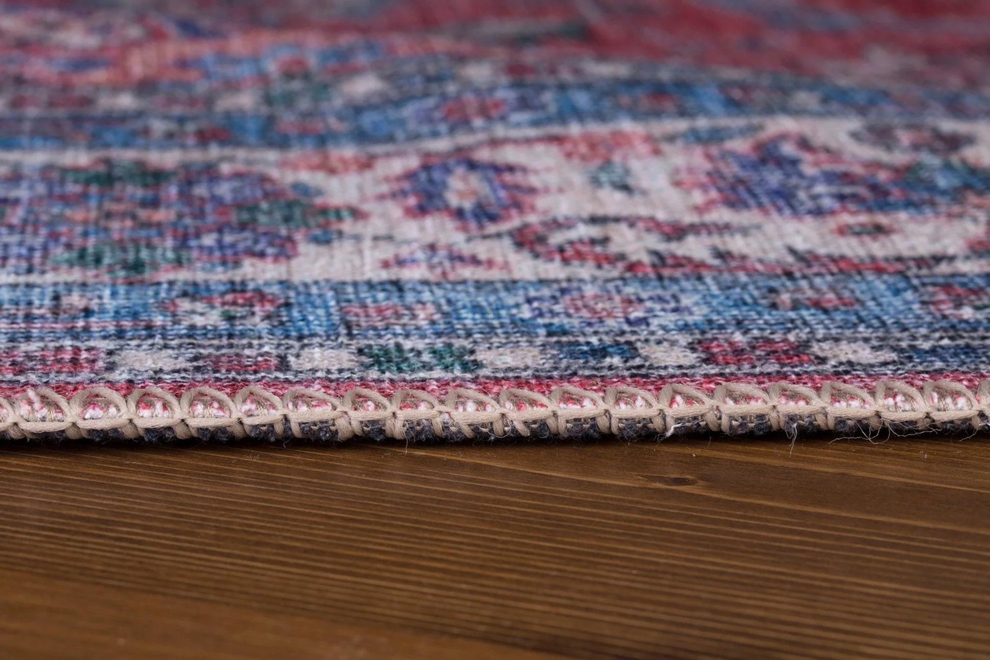 Solgun Kırmızı ve Krem Eskitme Desenli Vintage Halı