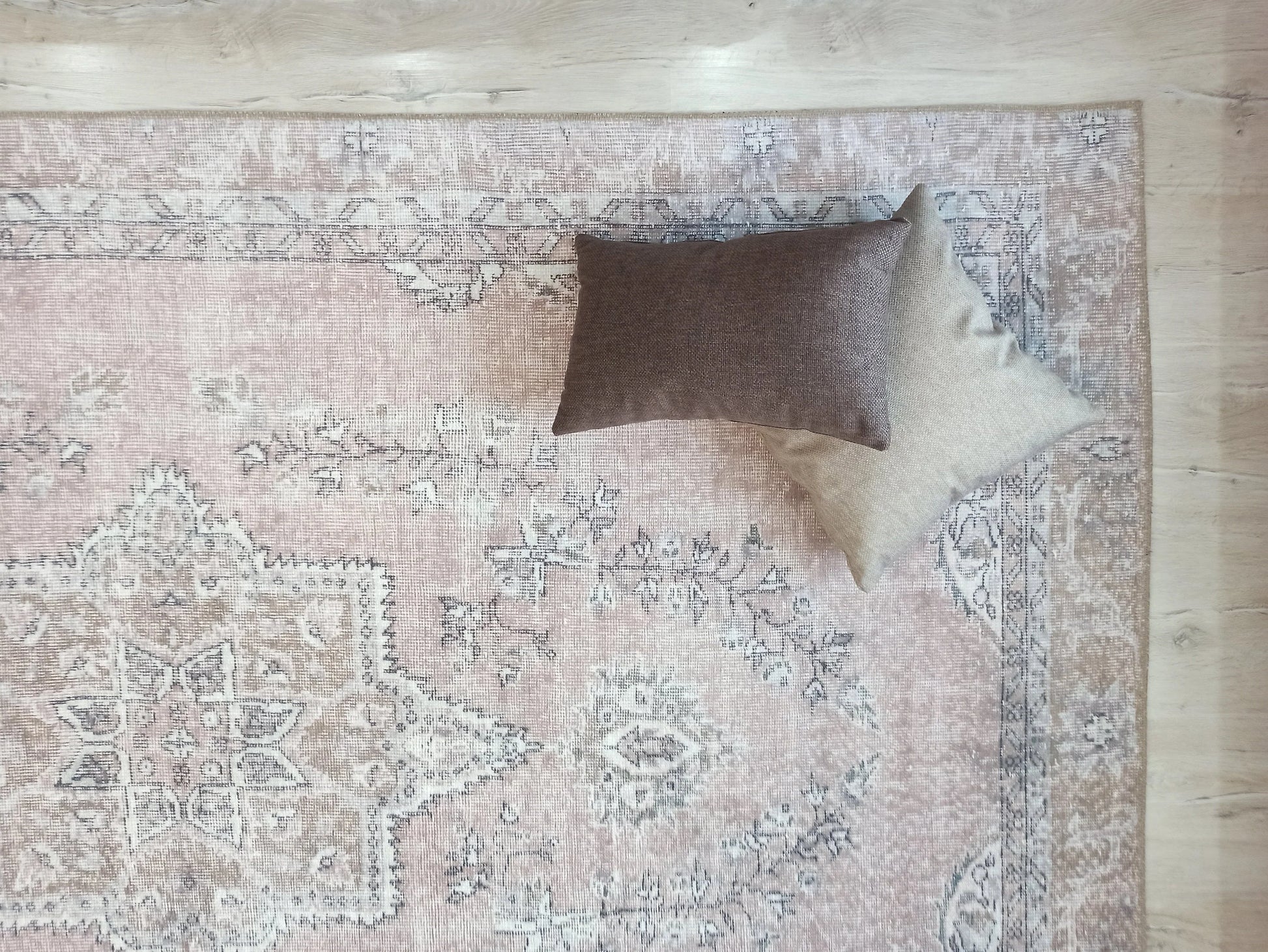 Pudra Pembe ve Gri Eskitme Medalyonlu Vintage Halı