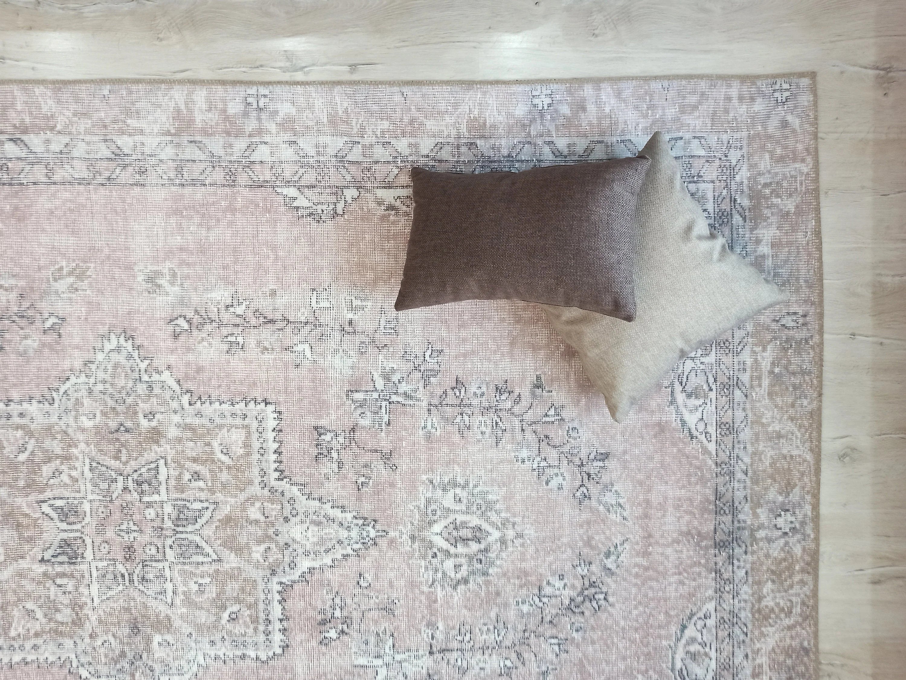 Pudra Pembe ve Gri Eskitme Medalyonlu Vintage Halı