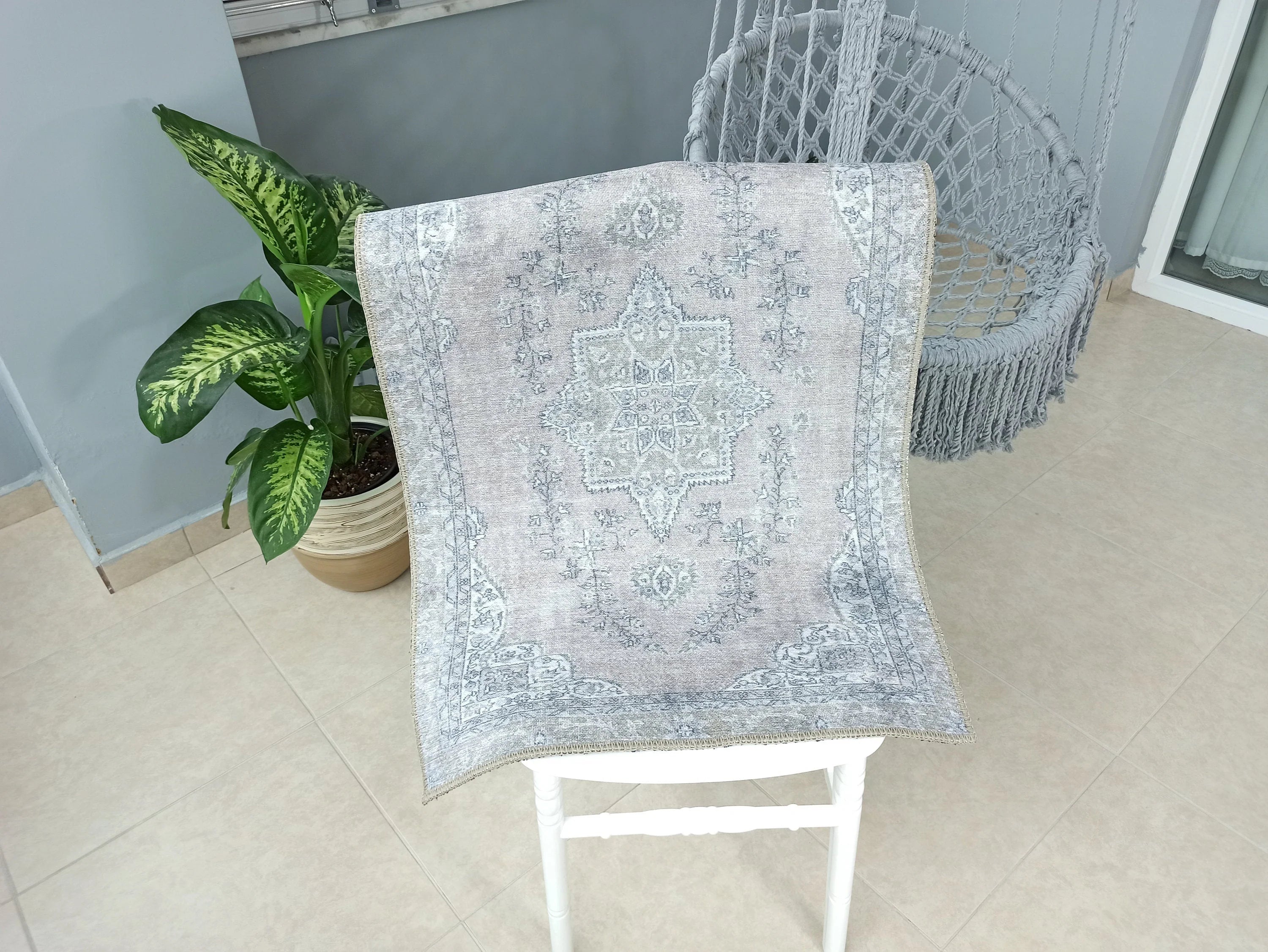 Pudra Pembe ve Gri Eskitme Medalyonlu Vintage Halı