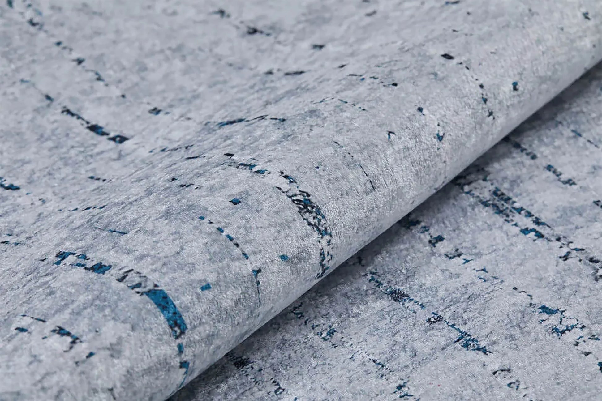 Açık Gri Eskitme Desenli Çivit Mavisi Yunan Anahtar Bordürlü Halı-Pera Halı