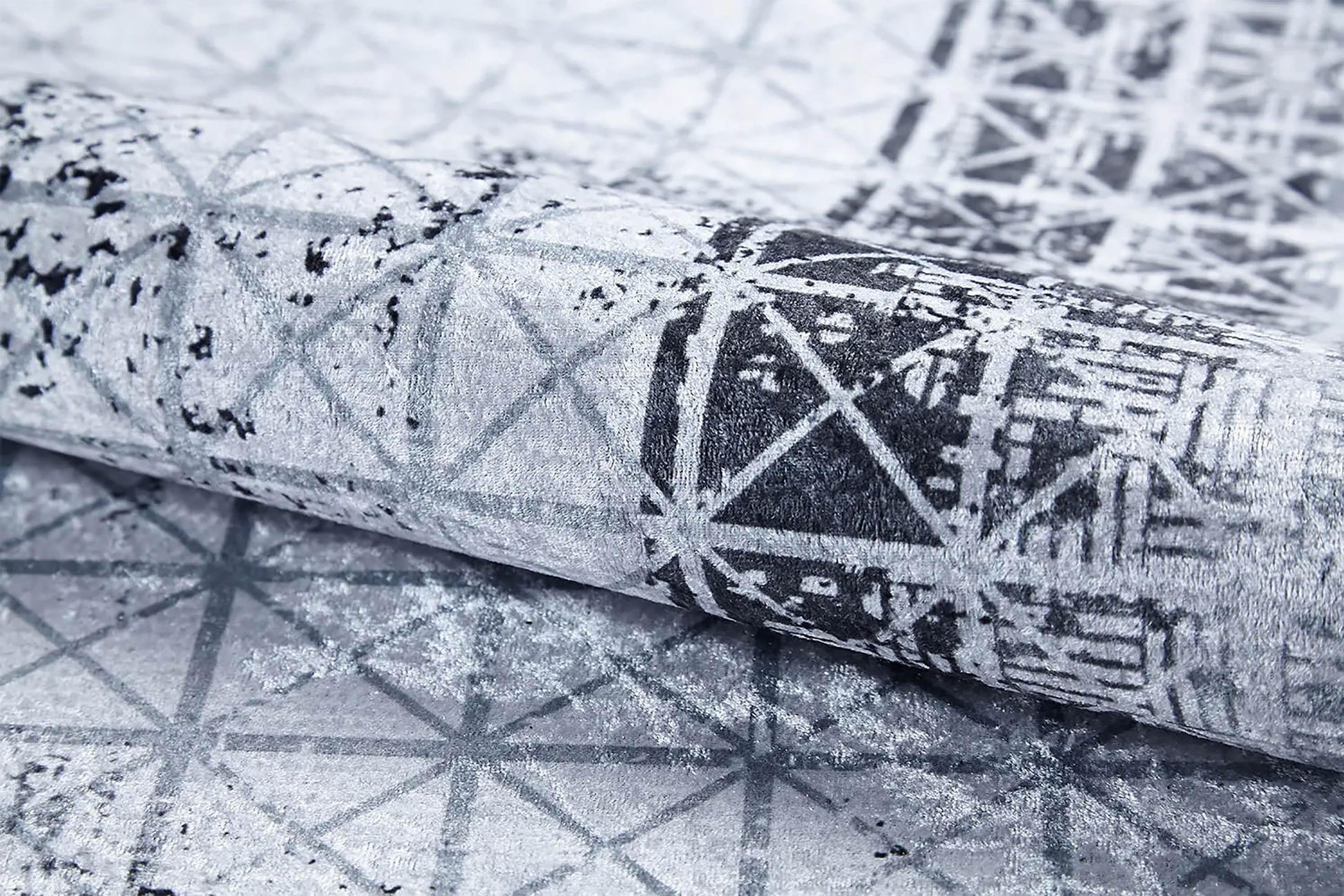 Açık Gri Geometrik Desenli Kontrastlı Çerçeve Halı-Pera Halı