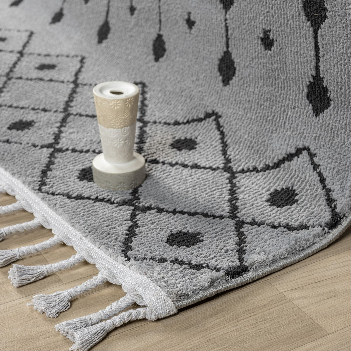 Açık Gri Siyah Etnik Geometrik Saçaklı Halı-Pera Halı