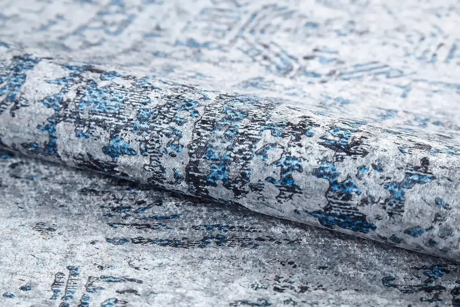Açık Gri ve Mavi Eskitme Desenli Halı-Pera Halı