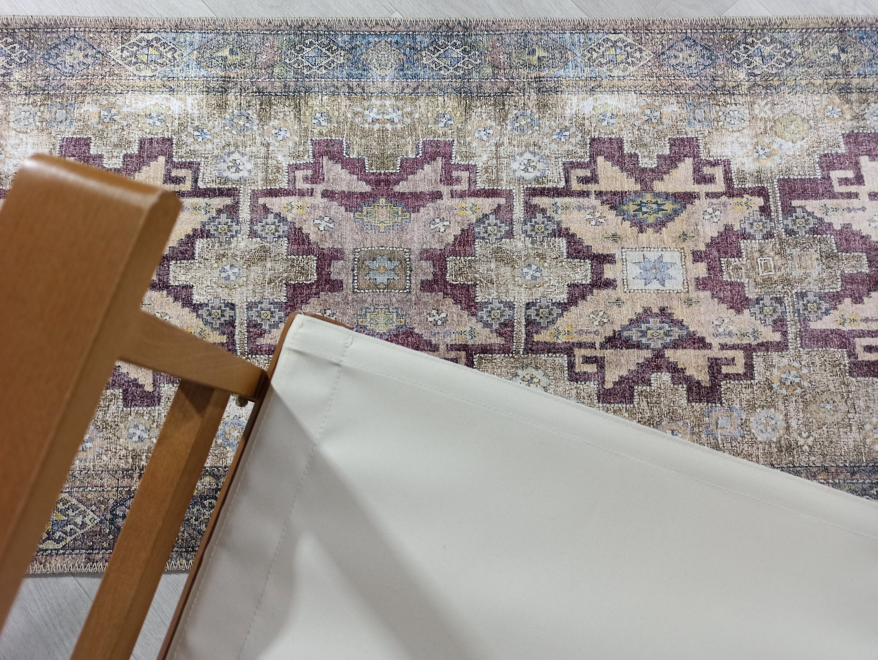 Bej ve Toprak Tonlu Üçlü Medalyonlu Türk Halısı