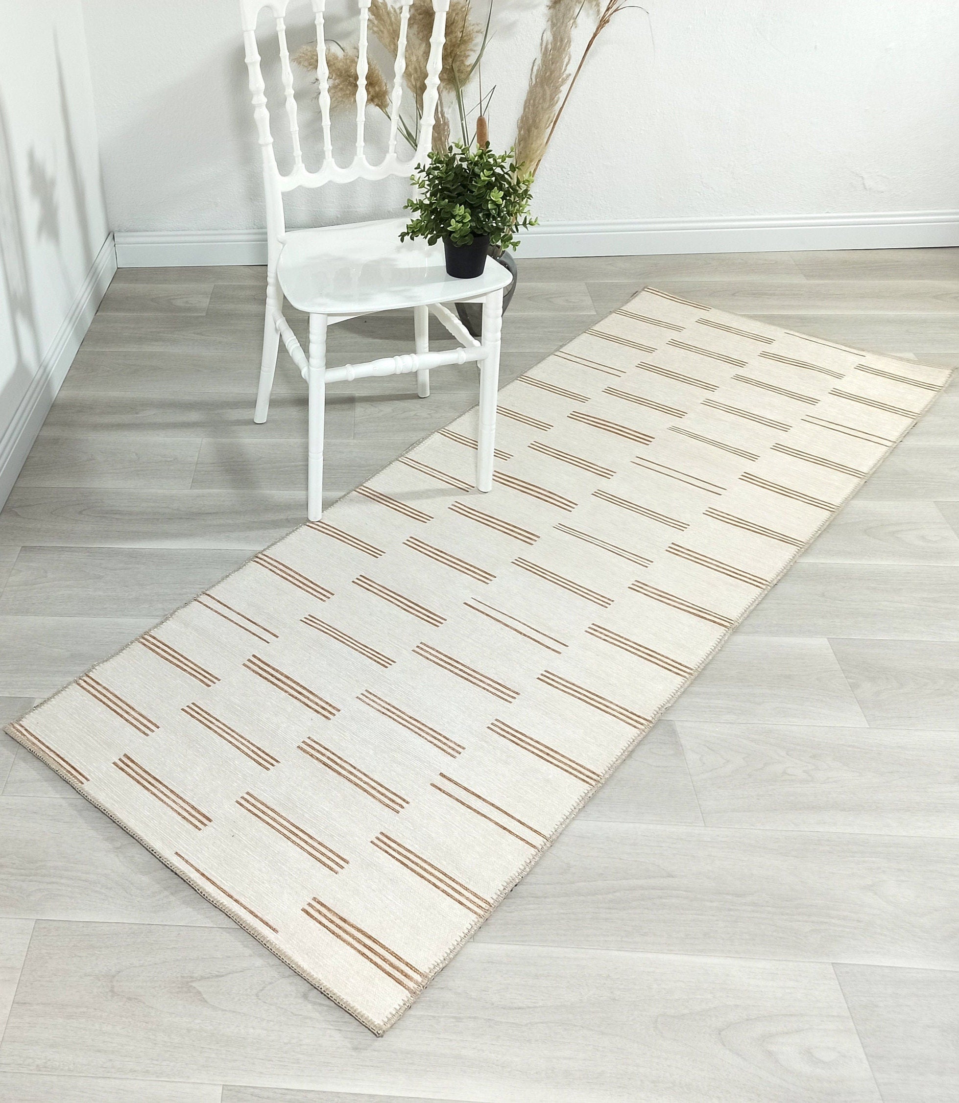 Neutraler Vintage-Teppich mit beigen und braunen Streifen
