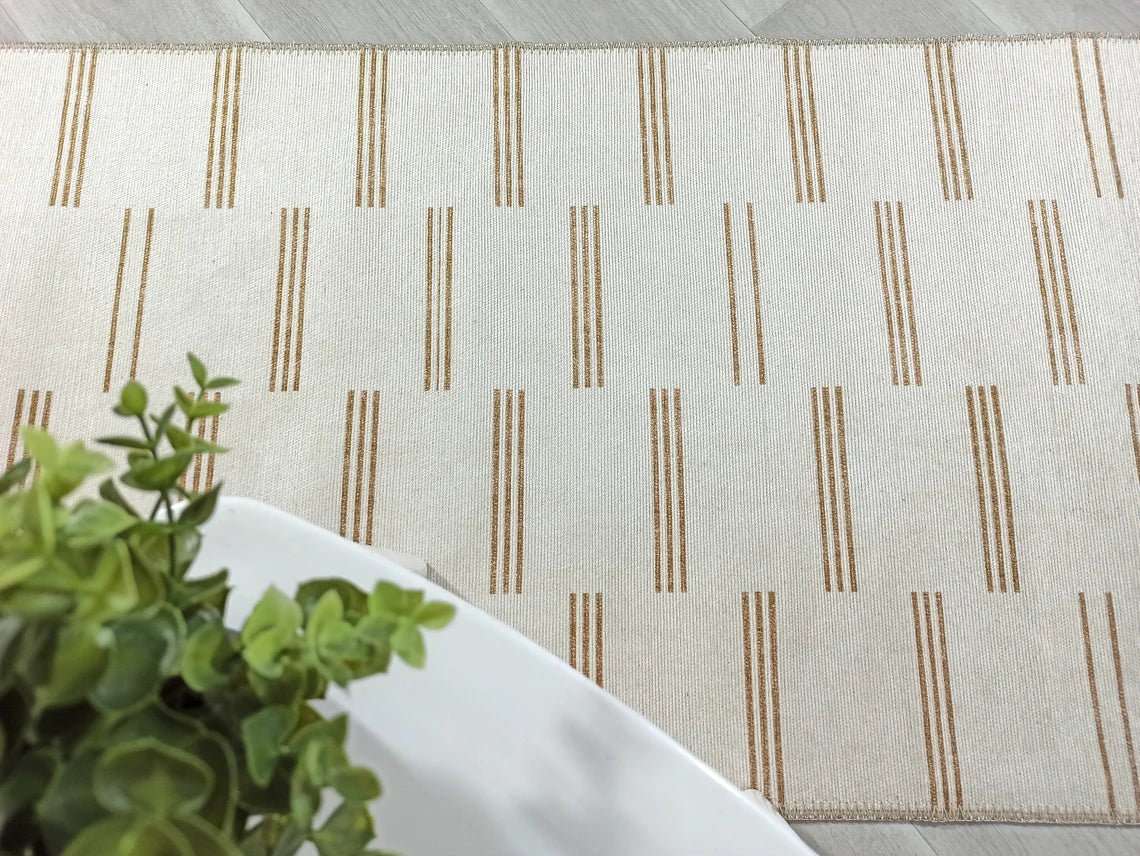 Neutraler Vintage-Teppich mit beigen und braunen Streifen