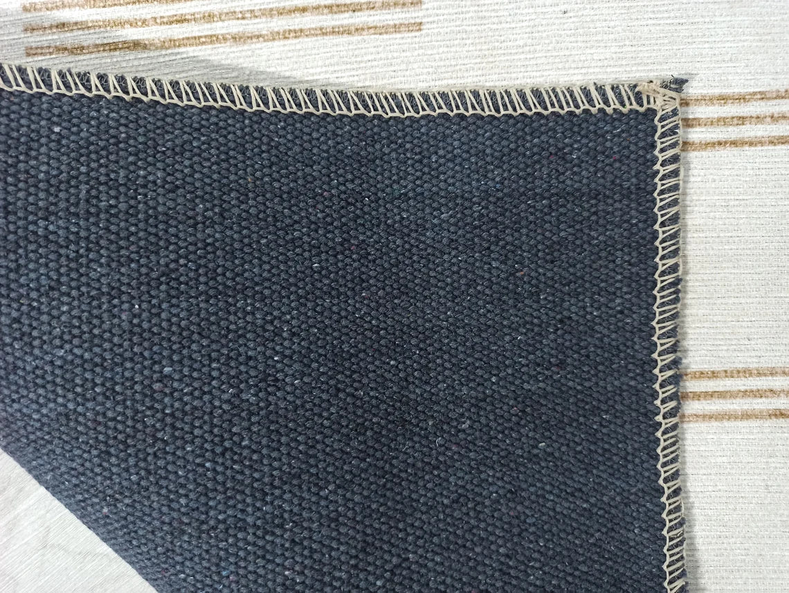 Neutraler Vintage-Teppich mit beigen und braunen Streifen