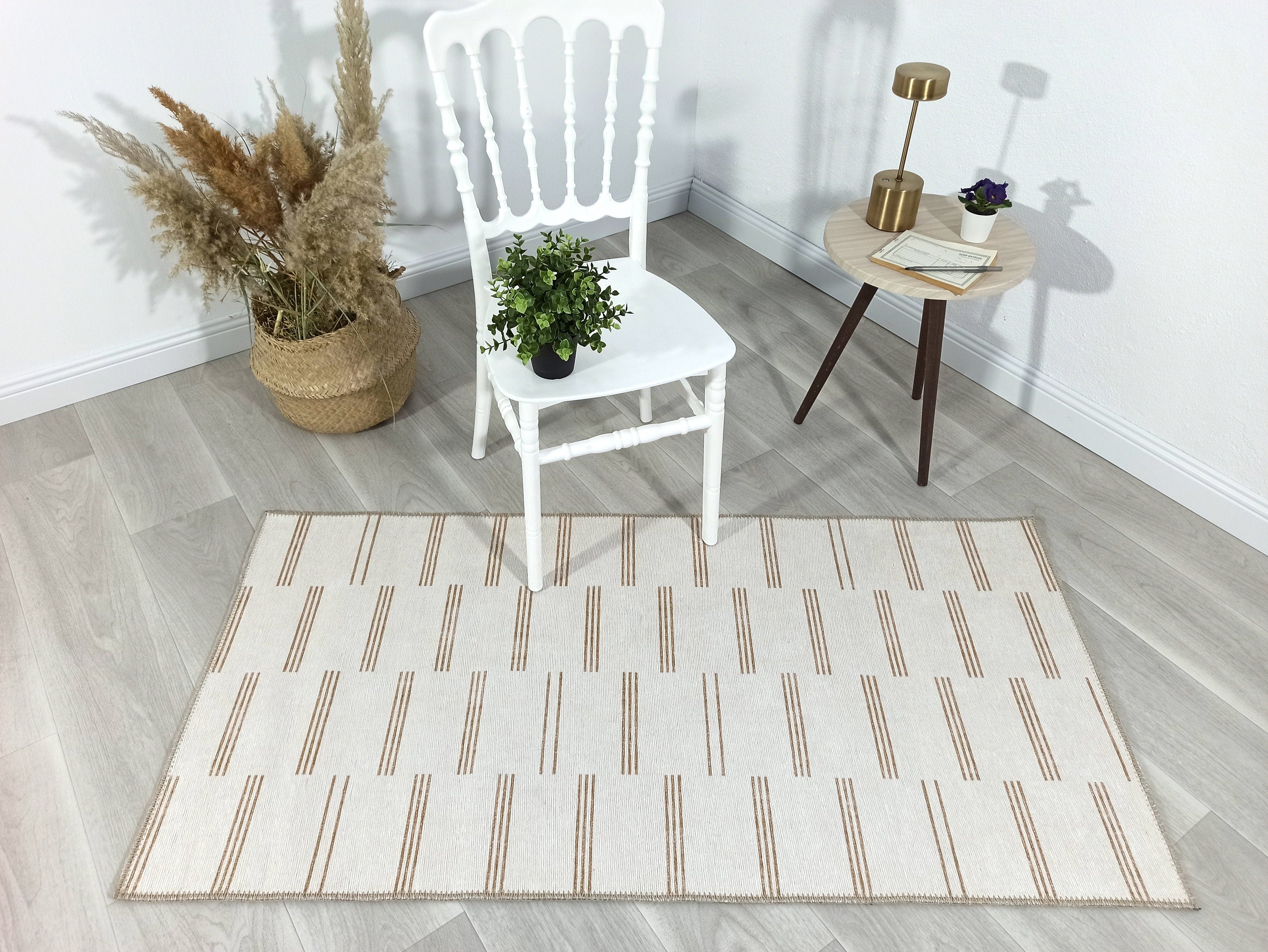 Neutraler Vintage-Teppich mit beigen und braunen Streifen