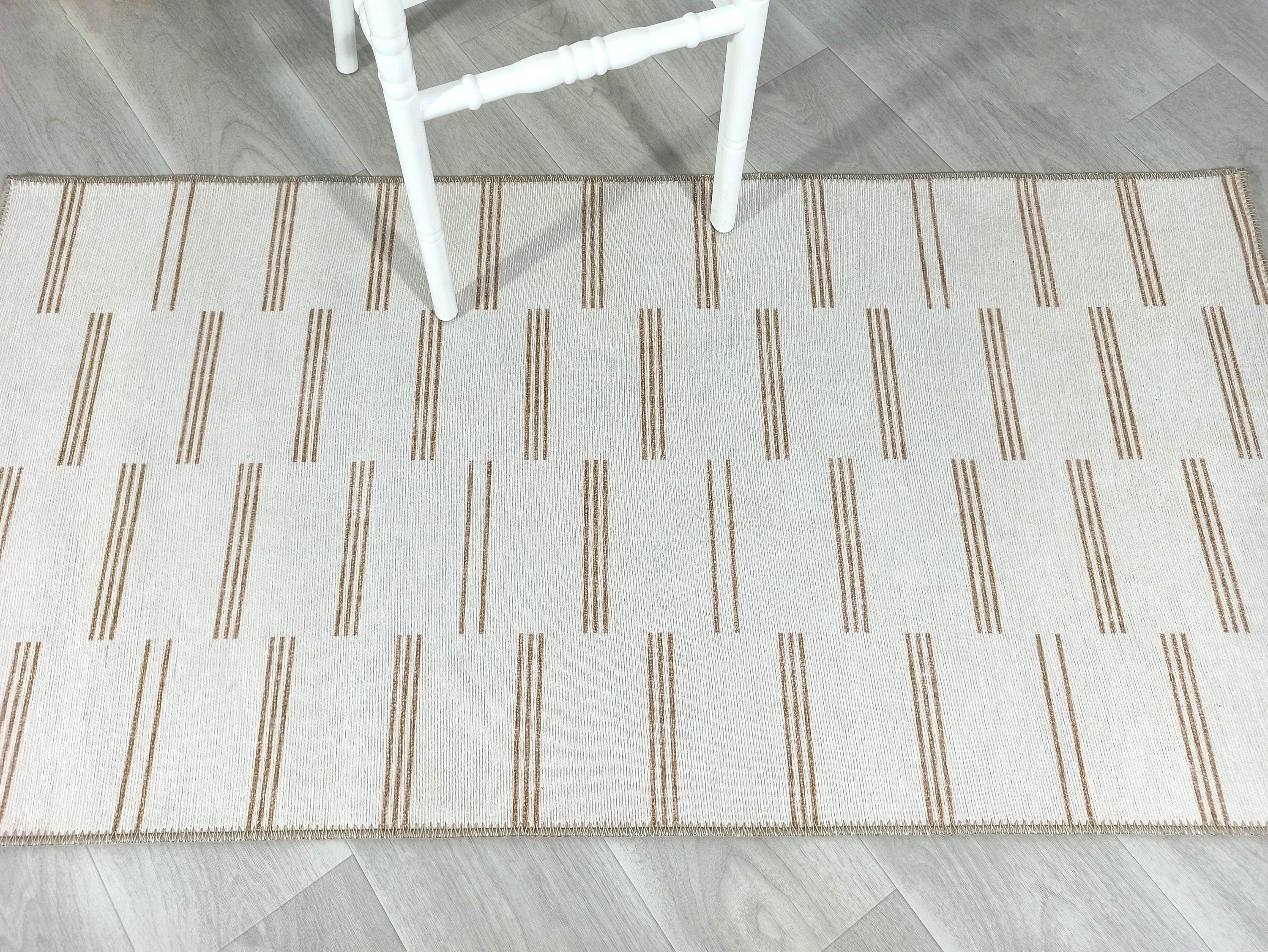 Neutraler Vintage-Teppich mit beigen und braunen Streifen