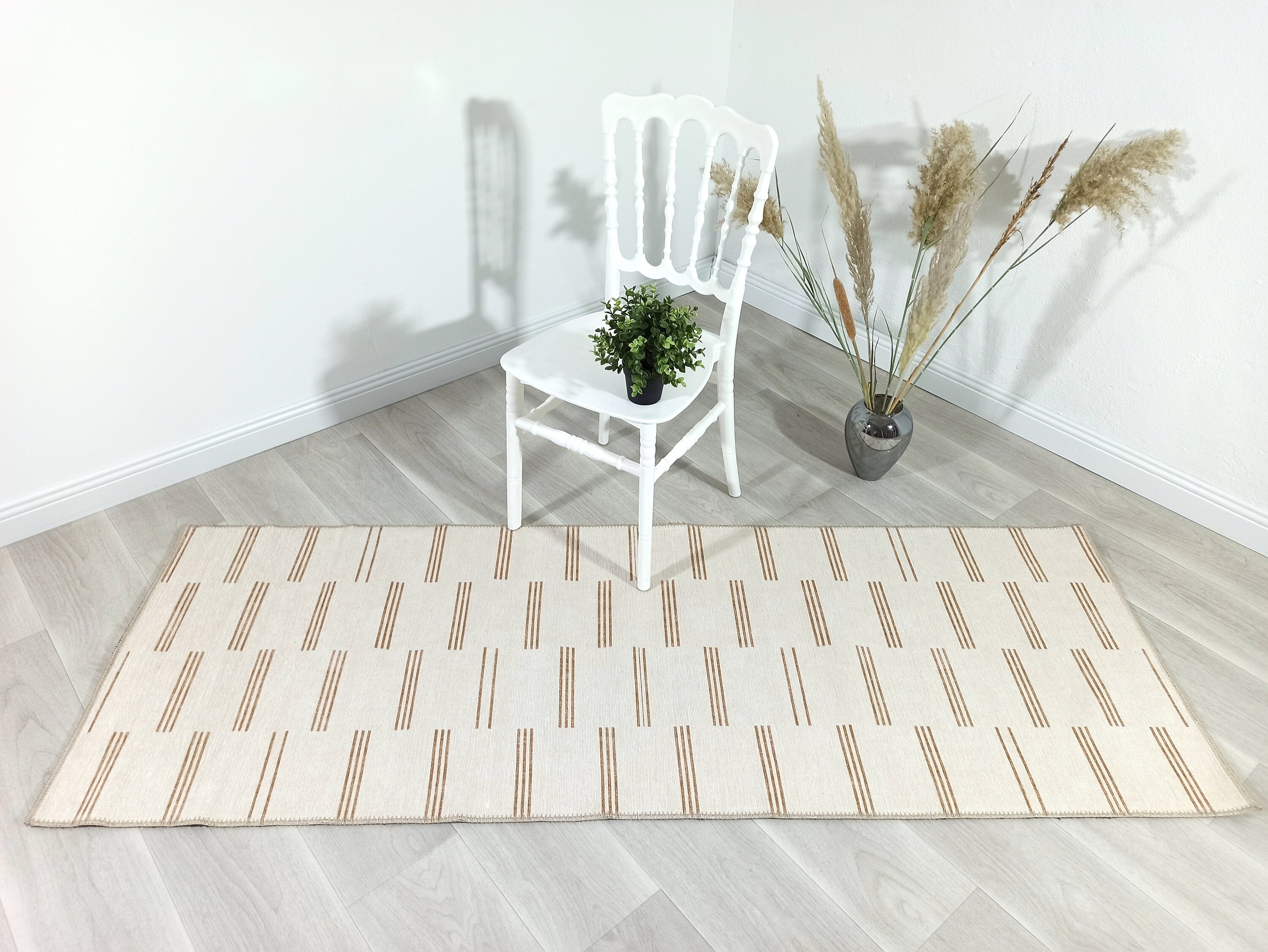 Neutraler Vintage-Teppich mit beigen und braunen Streifen