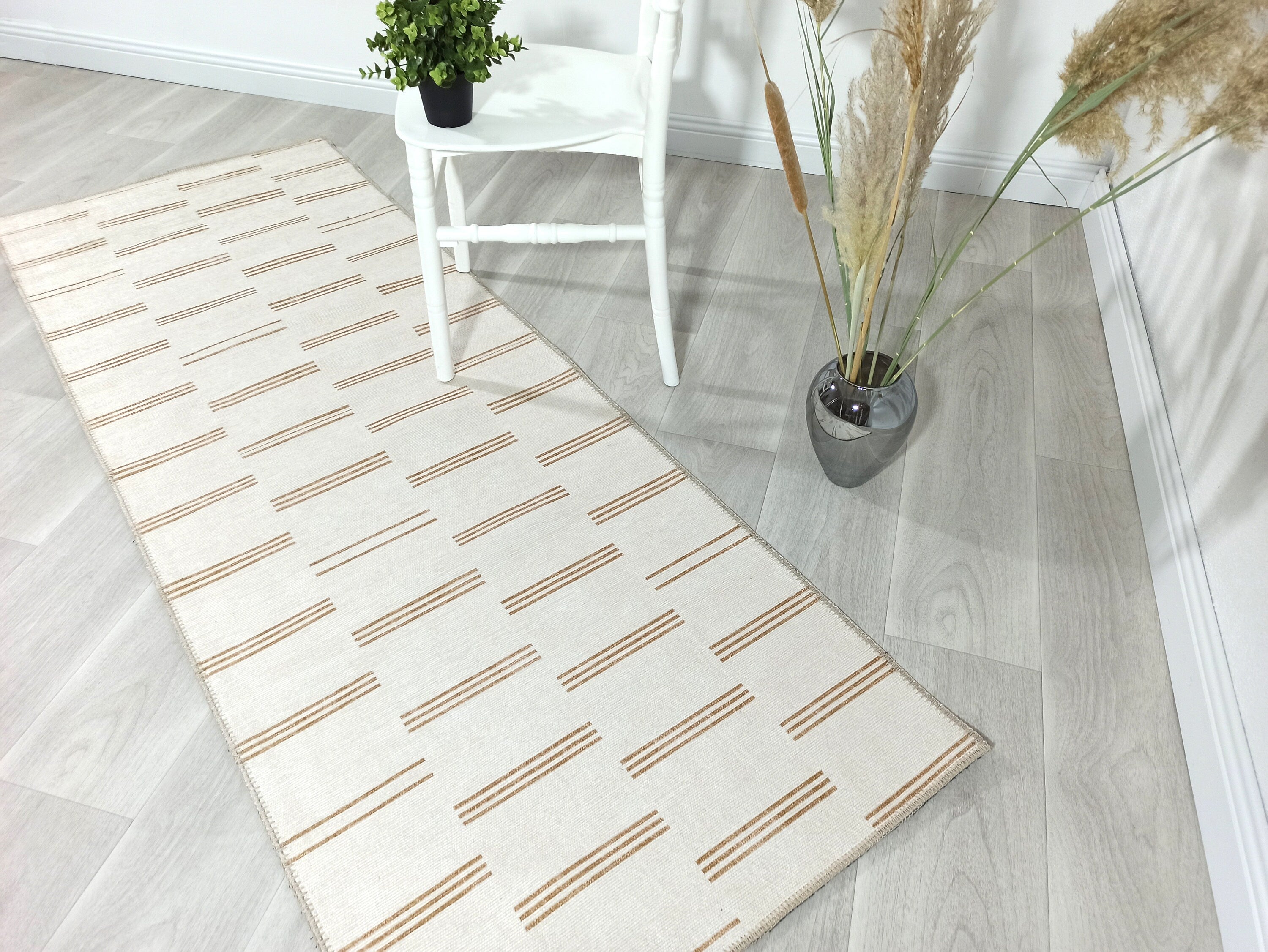 Neutraler Vintage-Teppich mit beigen und braunen Streifen