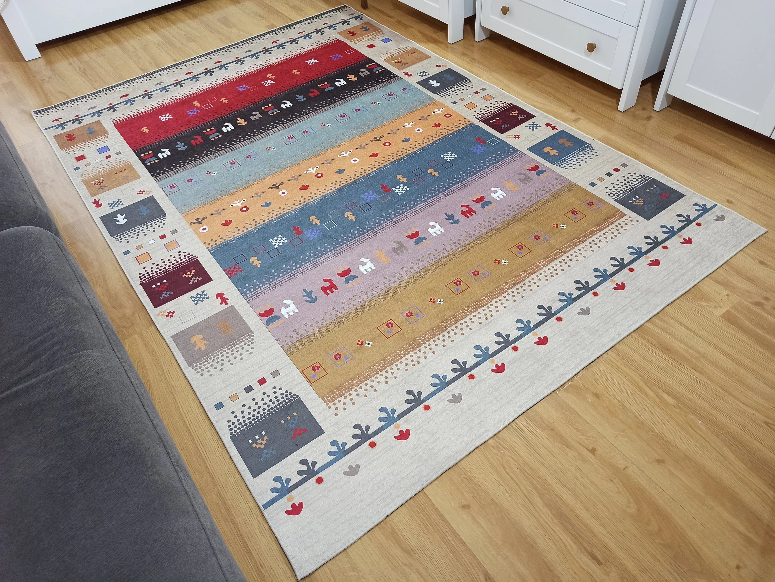 Renkli ve Figürlü Modern Kilim Halı