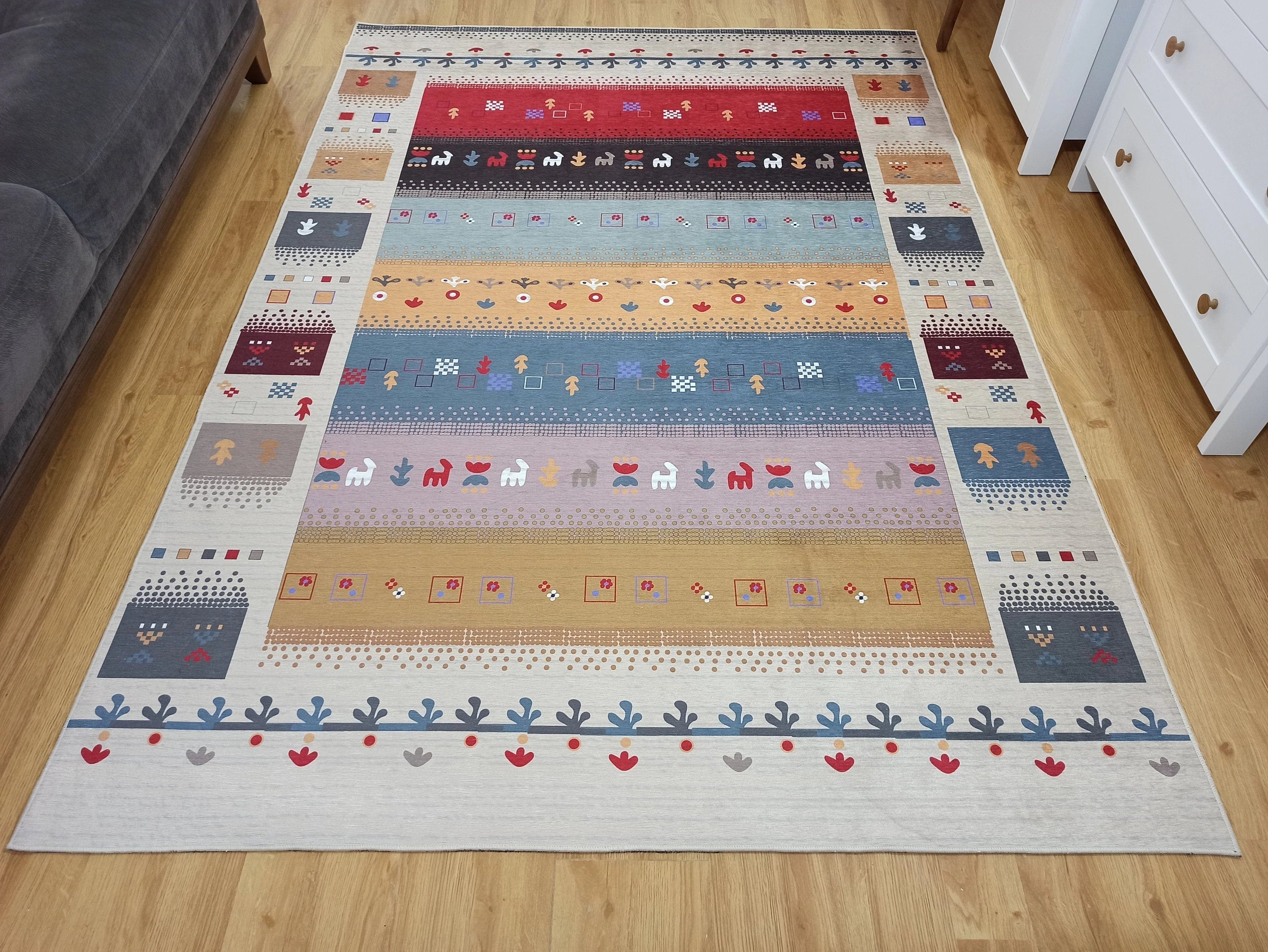 Renkli ve Figürlü Modern Kilim Halı