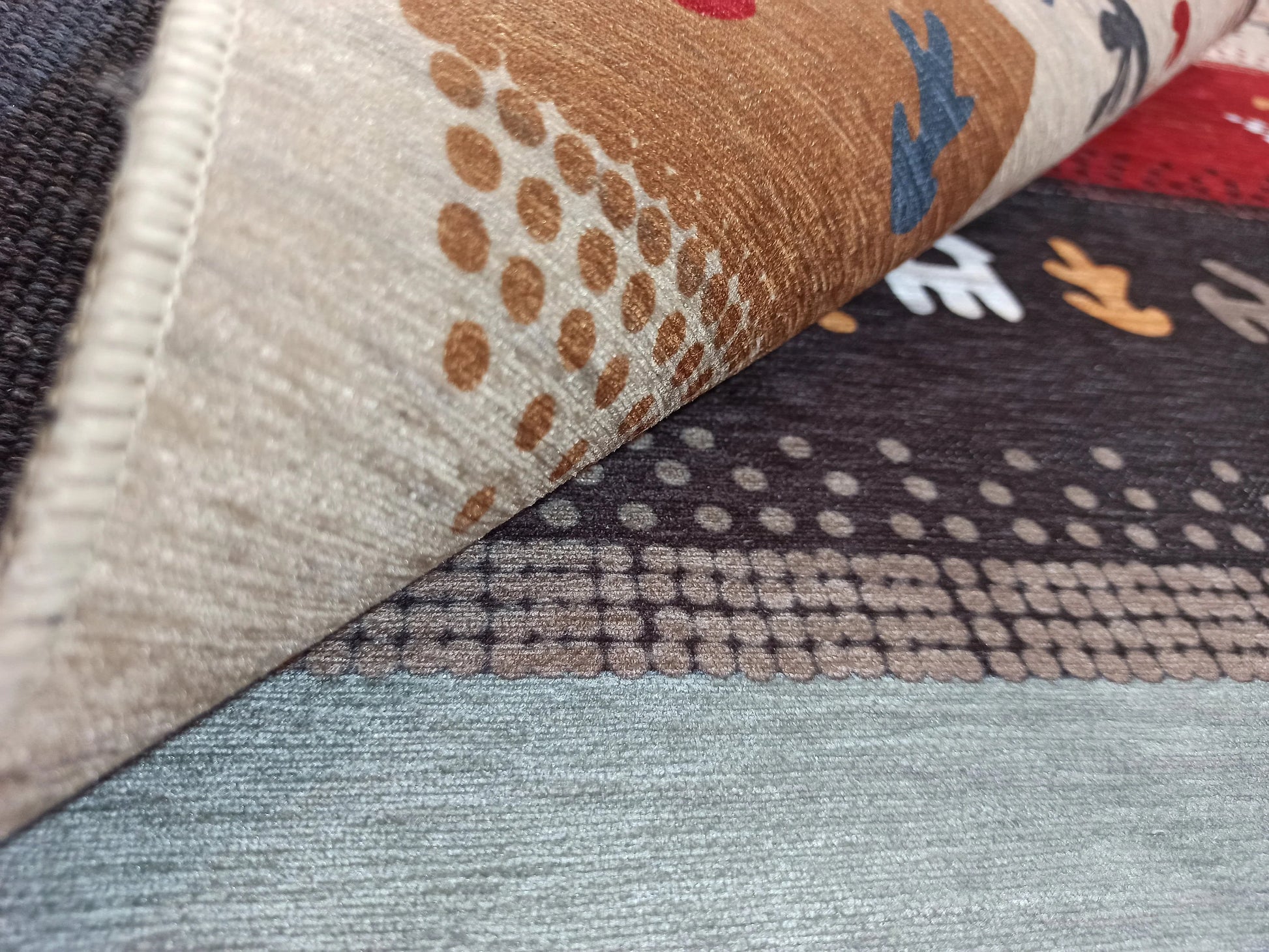 Renkli ve Figürlü Modern Kilim Halı