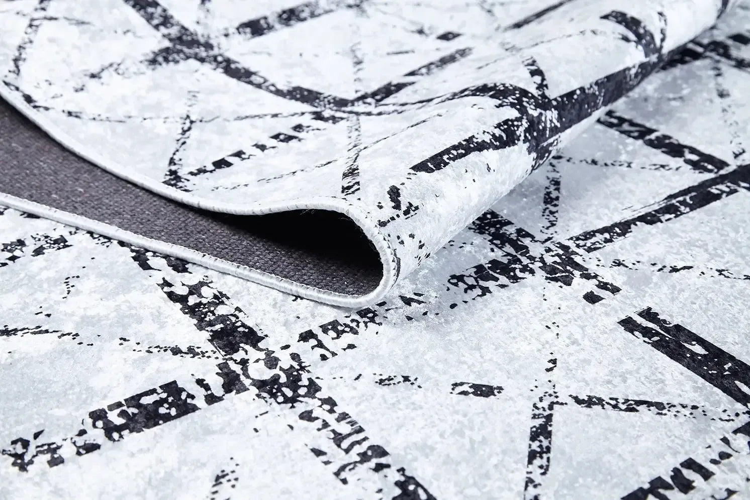 Beyaz ve Siyah Kafes Desenli Halı-Pera Halı