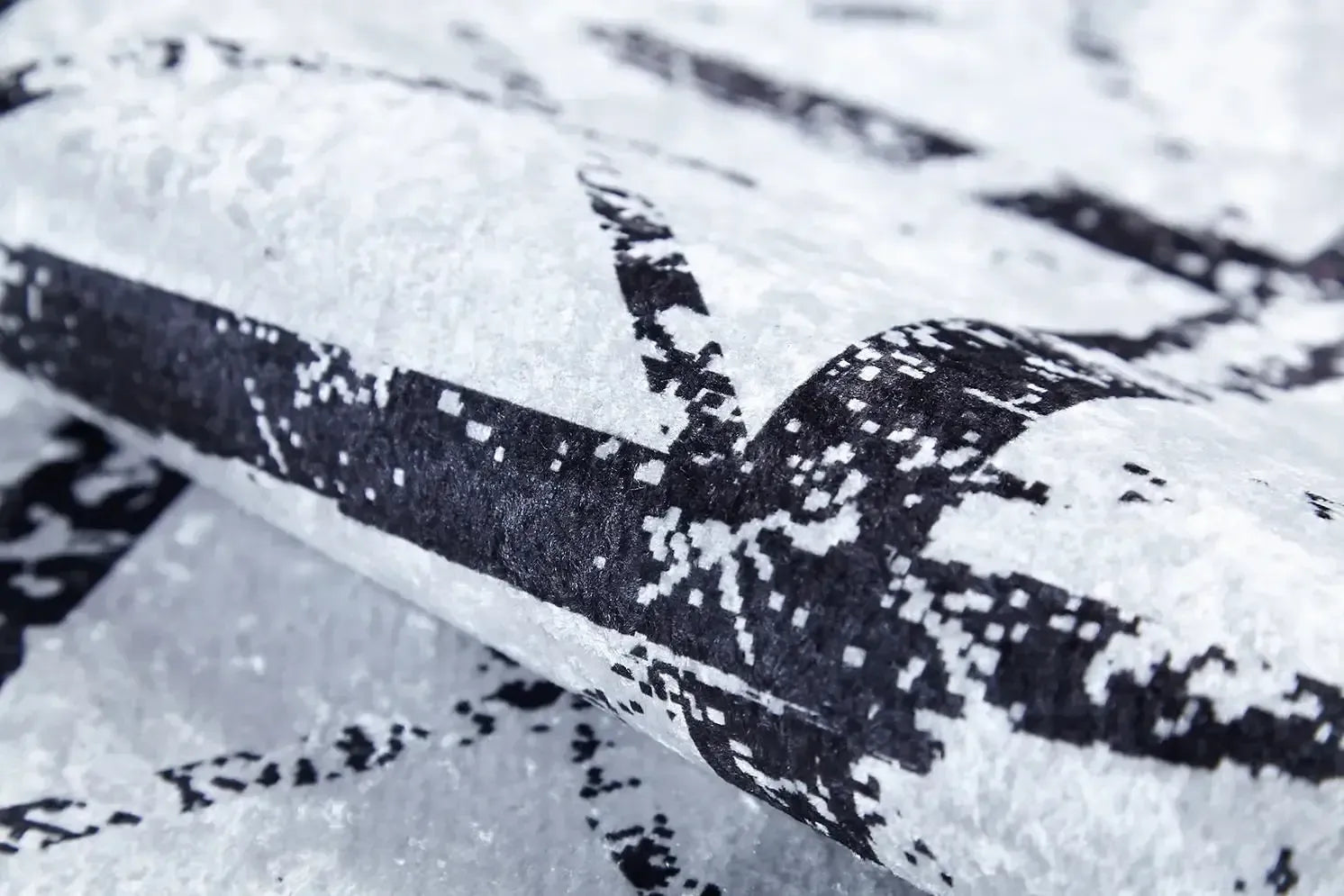 Beyaz ve Siyah Kafes Desenli Halı-Pera Halı