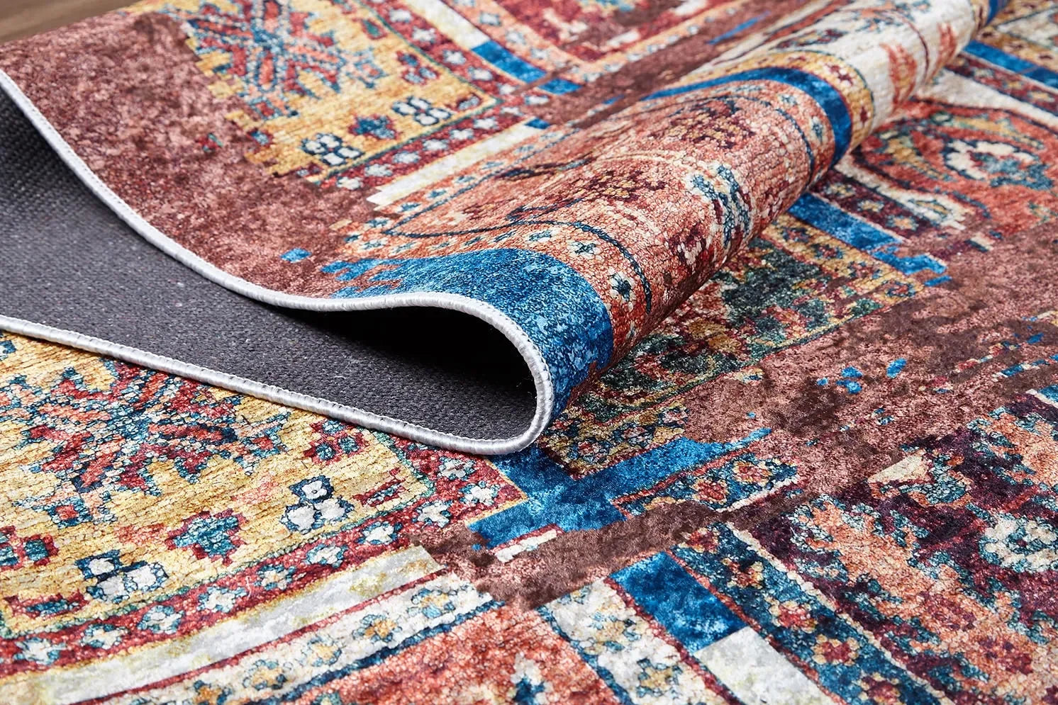 Çok Renkli Eskitme Otantik Kareli Desenli Halı-Pera Halı