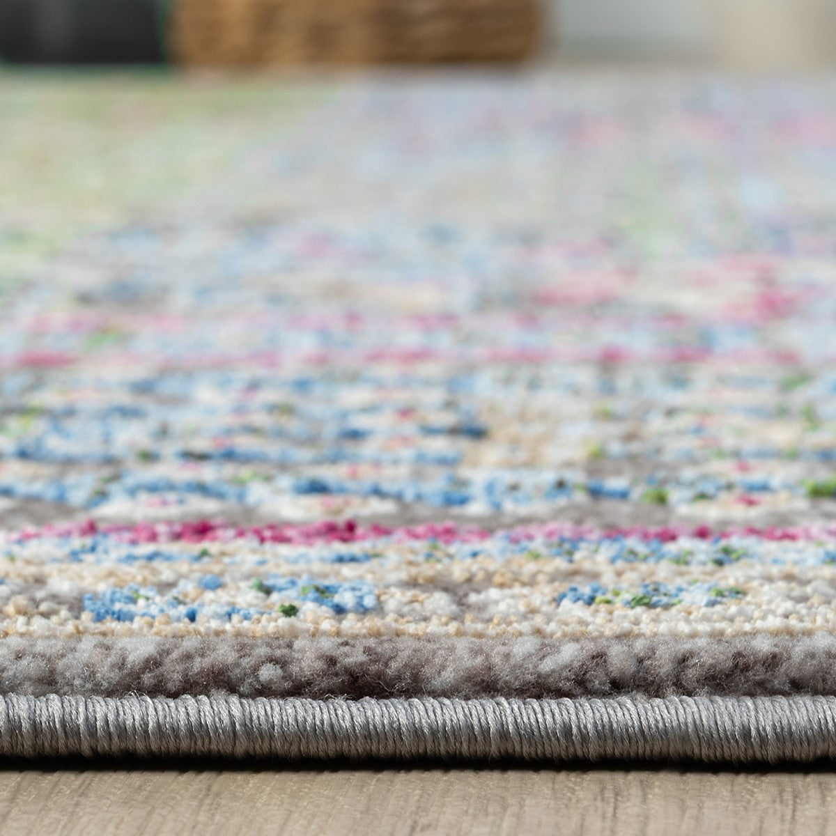 Çok Renkli Simetrik Klasik Eskitme Halı-Pera Halı