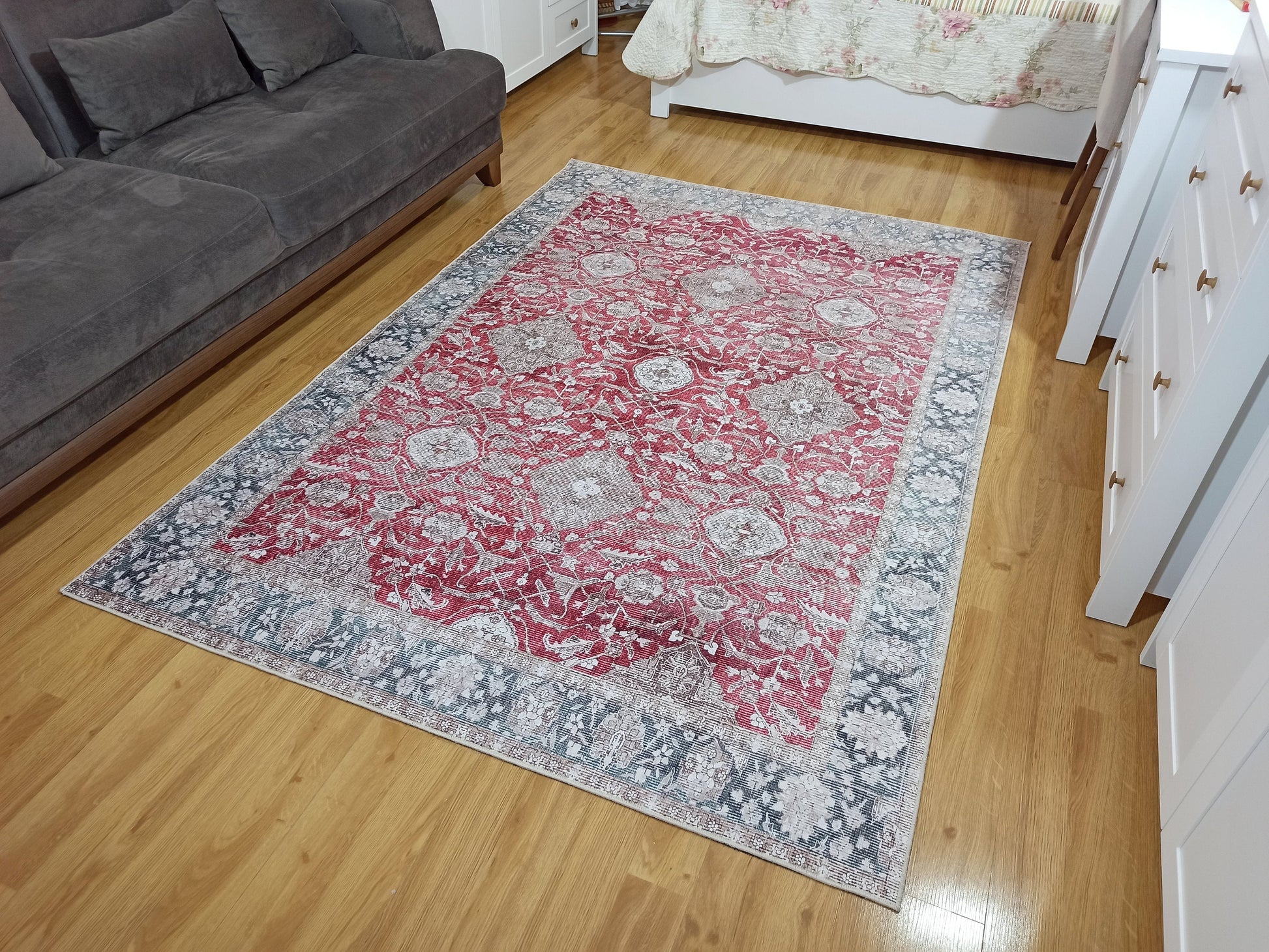 Kırmızı ve Gri Eskitme Medalyonlu Vintage Halı