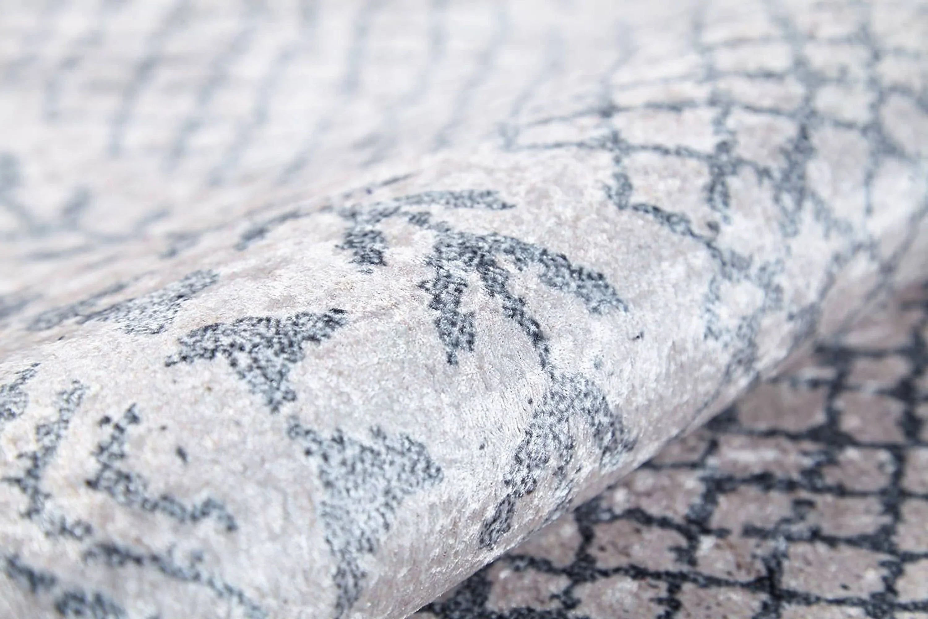 Eskitme Beyaz Gri Geometrik Desenli Halı-Pera Halı