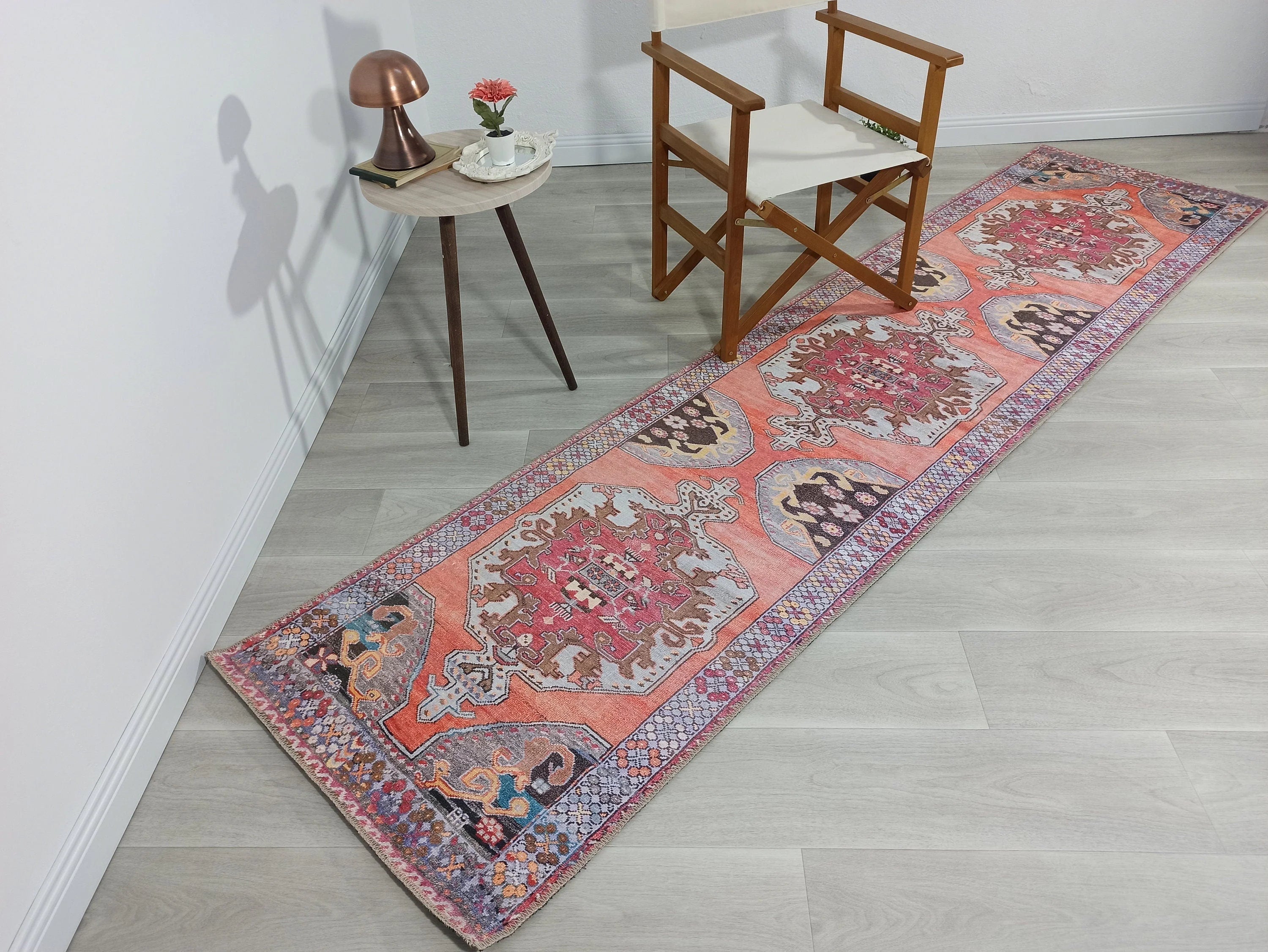 Mercan ve Mor Medalyonlu Vintage Türk Halısı