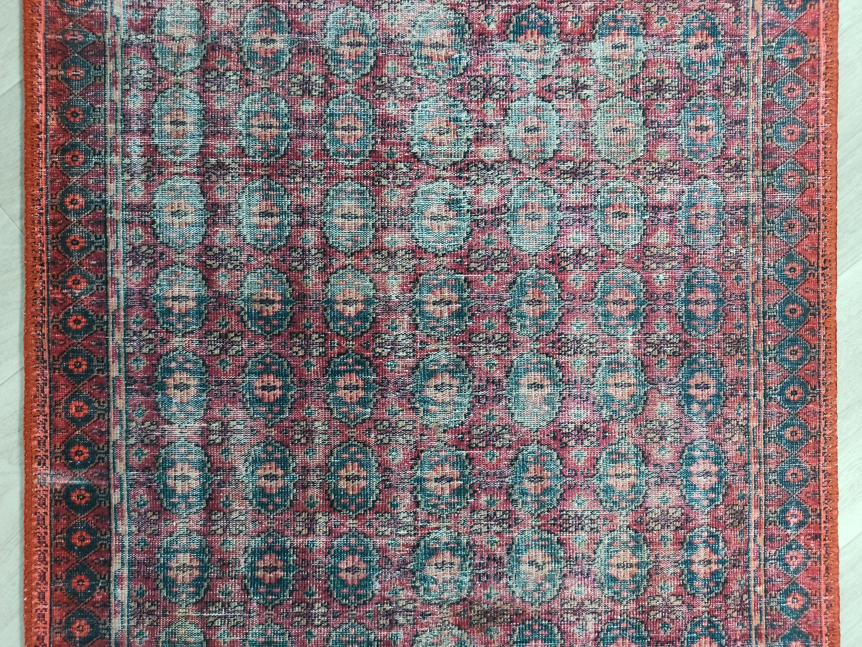 Vintage-Teppich mit Fuchsia- und Rotmuster