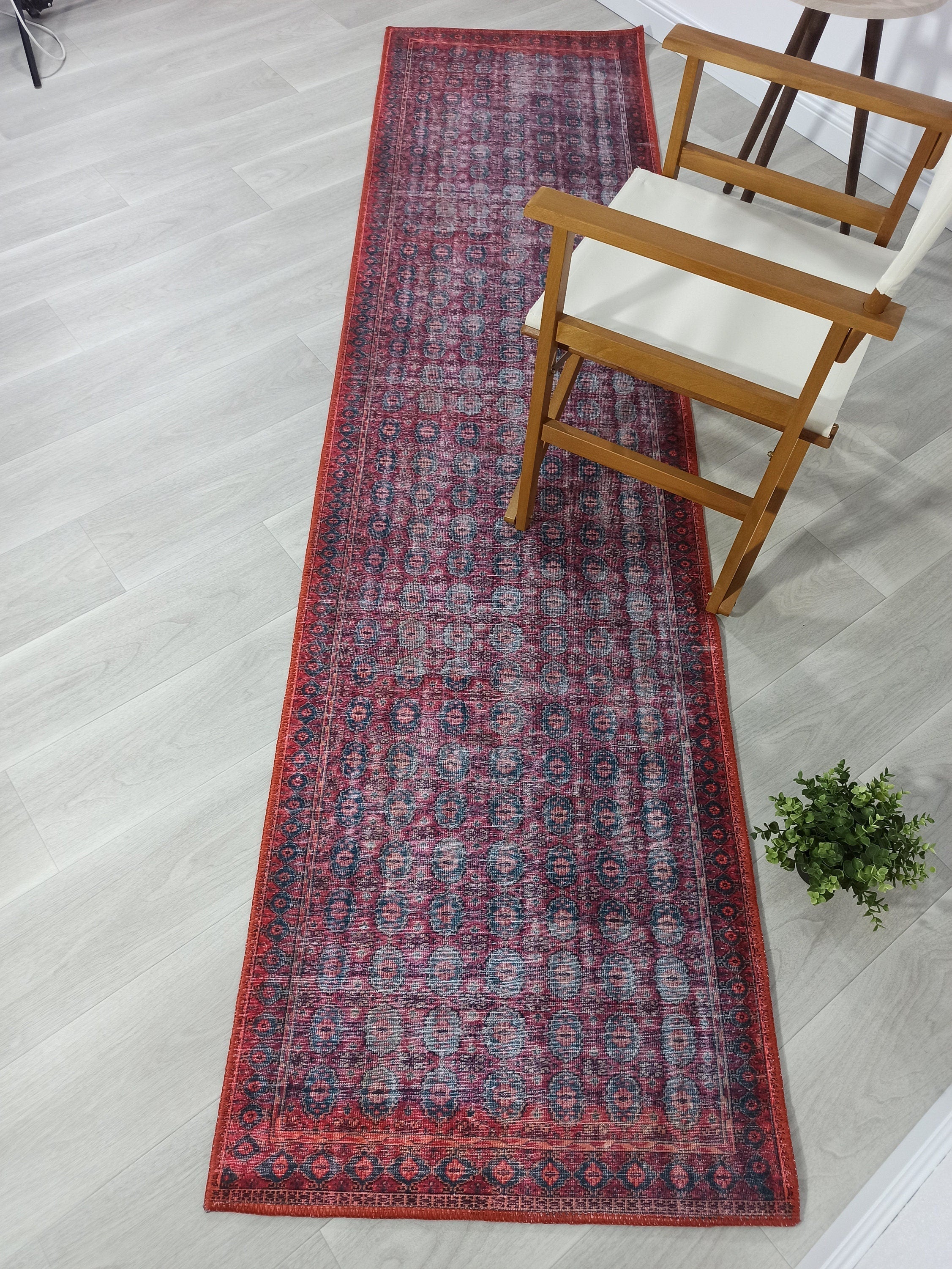 Vintage-Teppich mit Fuchsia- und Rotmuster
