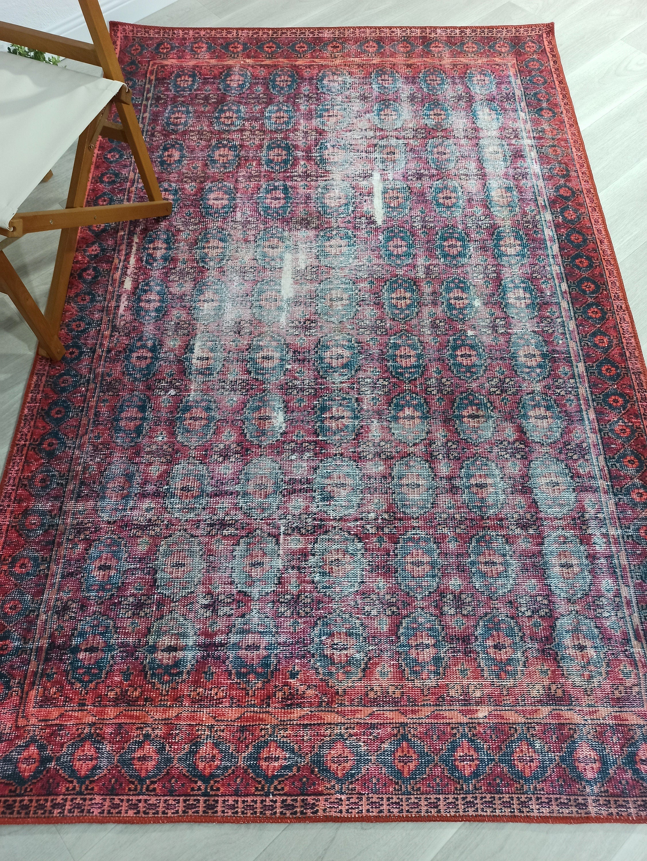 Vintage-Teppich mit Fuchsia- und Rotmuster