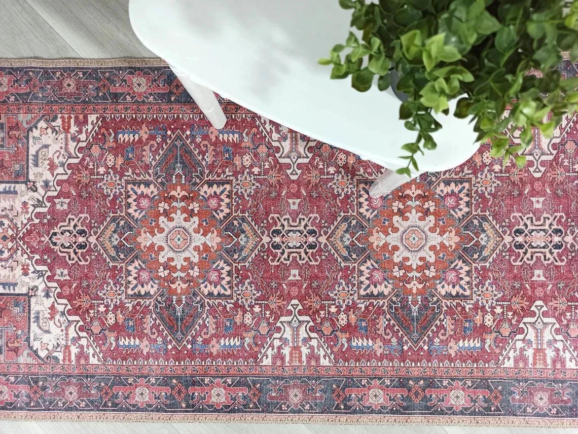 Fușya Pembe ve Kırmızı Madalyon Desenli Vintage Halı-Pera Halı