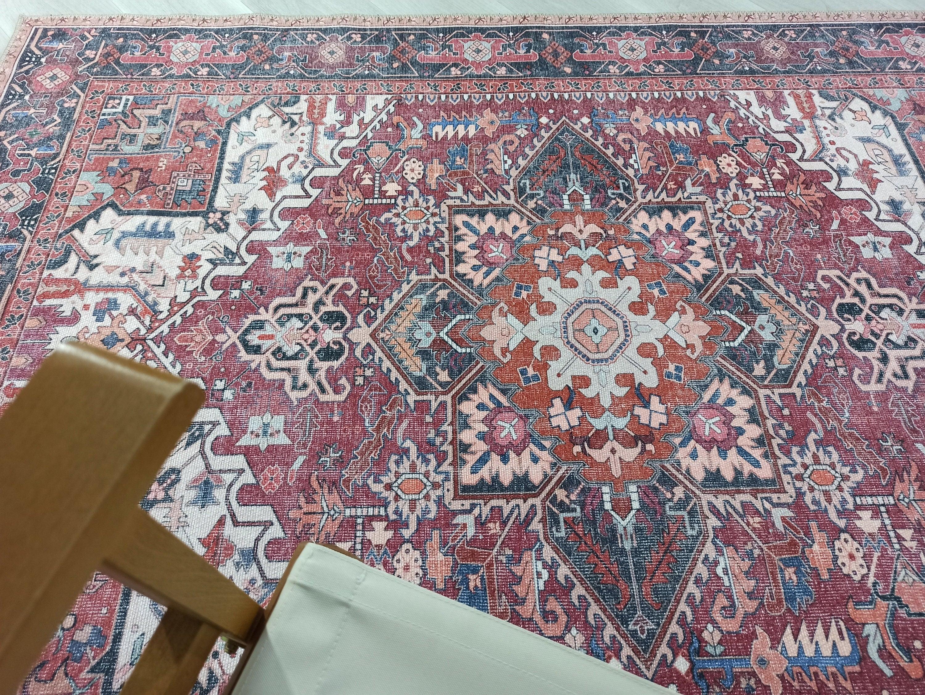 Fușya Pembe ve Kırmızı Madalyon Desenli Vintage Halı-Pera Halı