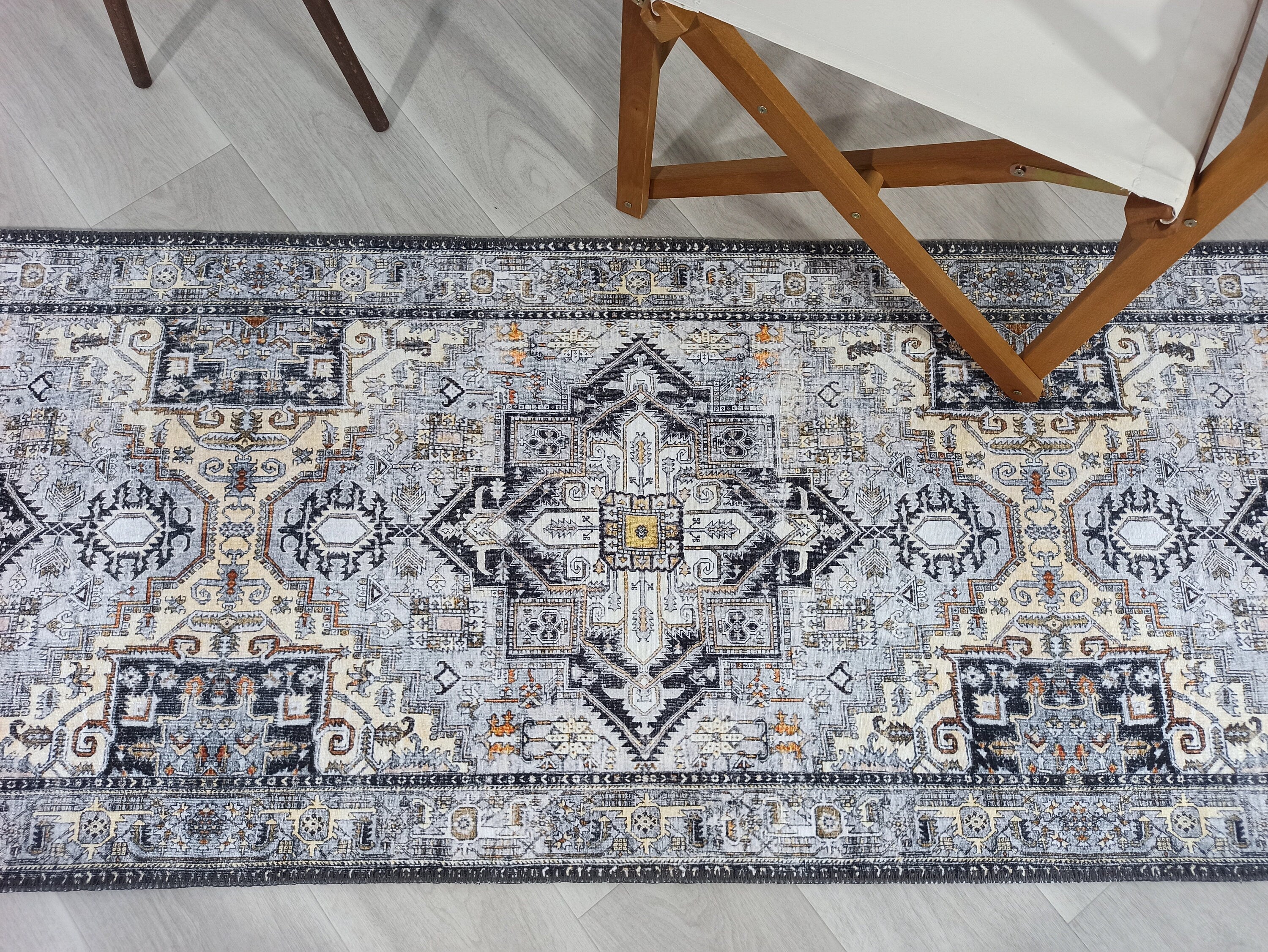 Grauer Vintage-Teppich mit geometrischem Muster