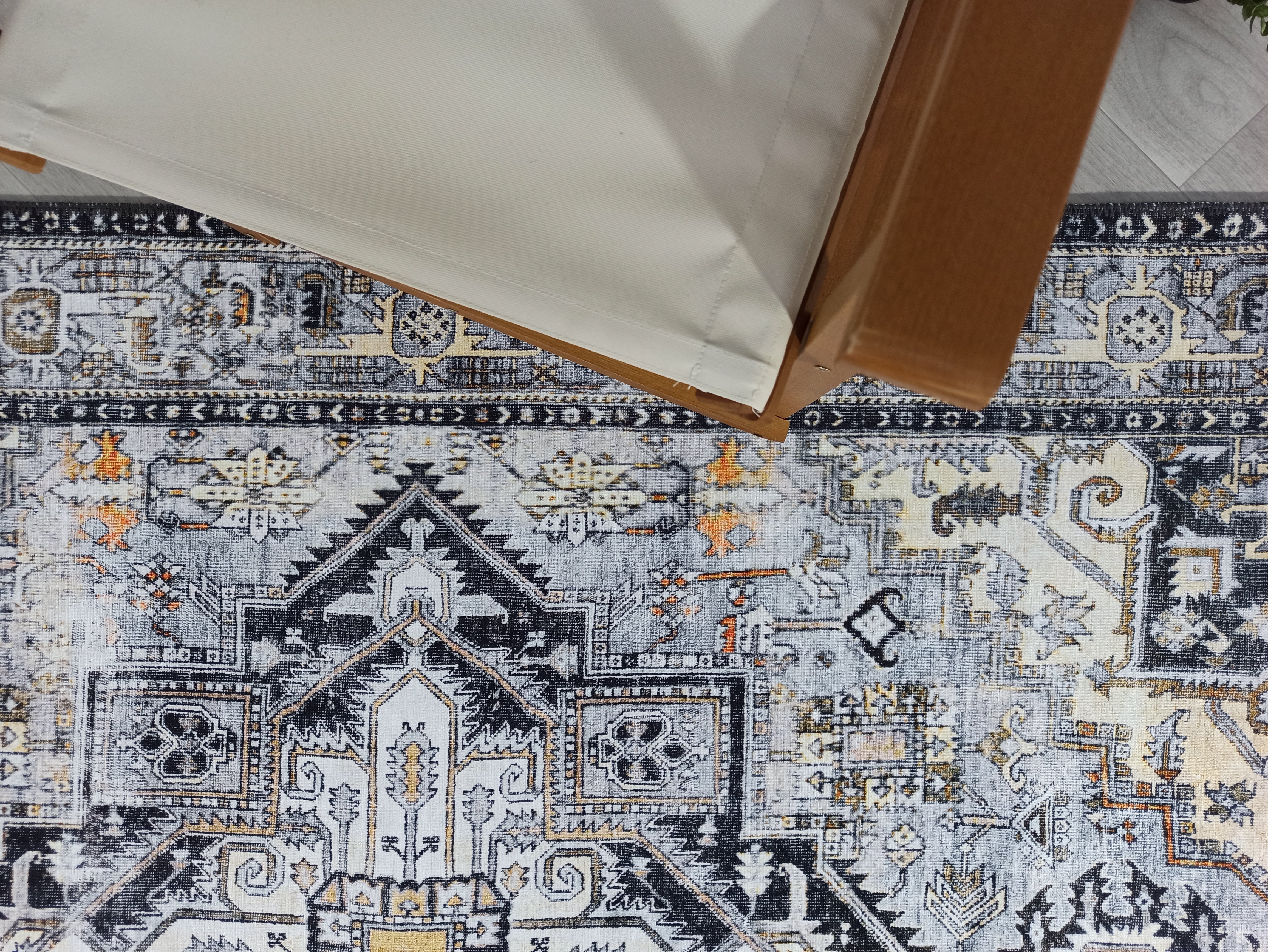 Grauer Vintage-Teppich mit geometrischem Muster
