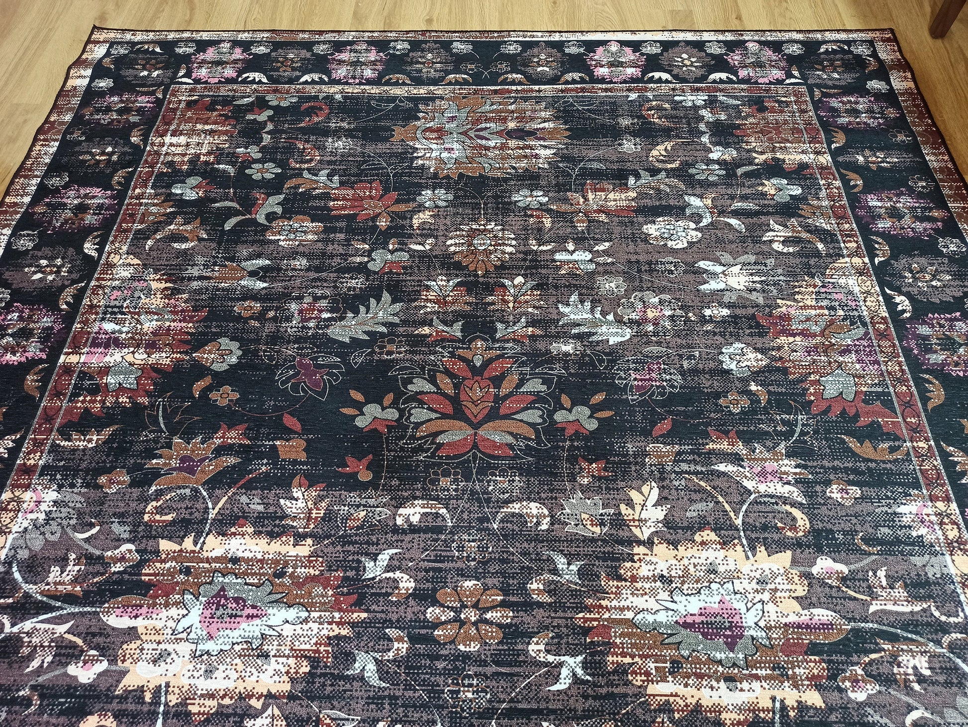 Siyah ve Kahve Tonlu Eskitme Çiçekli Halı