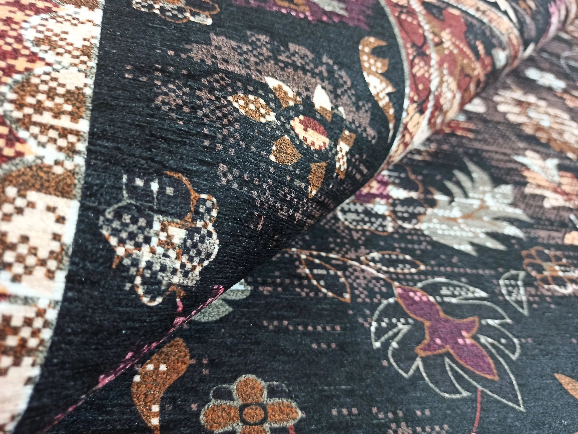 Siyah ve Kahve Tonlu Eskitme Çiçekli Halı