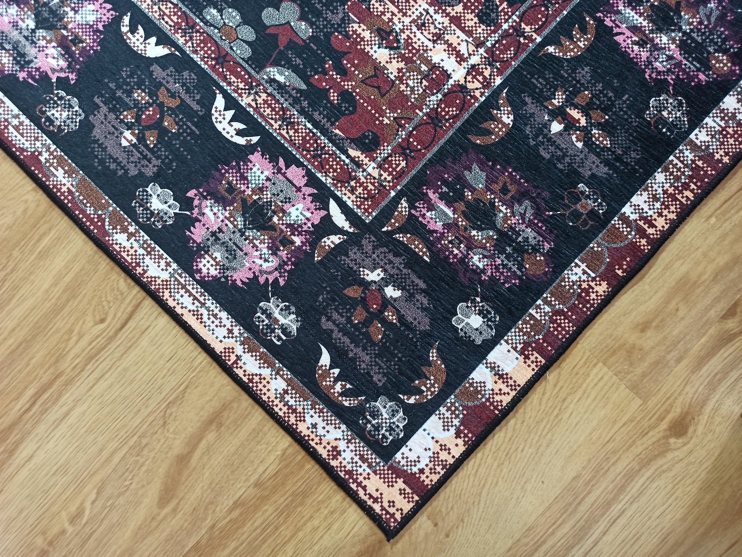 Siyah ve Kahve Tonlu Eskitme Çiçekli Halı