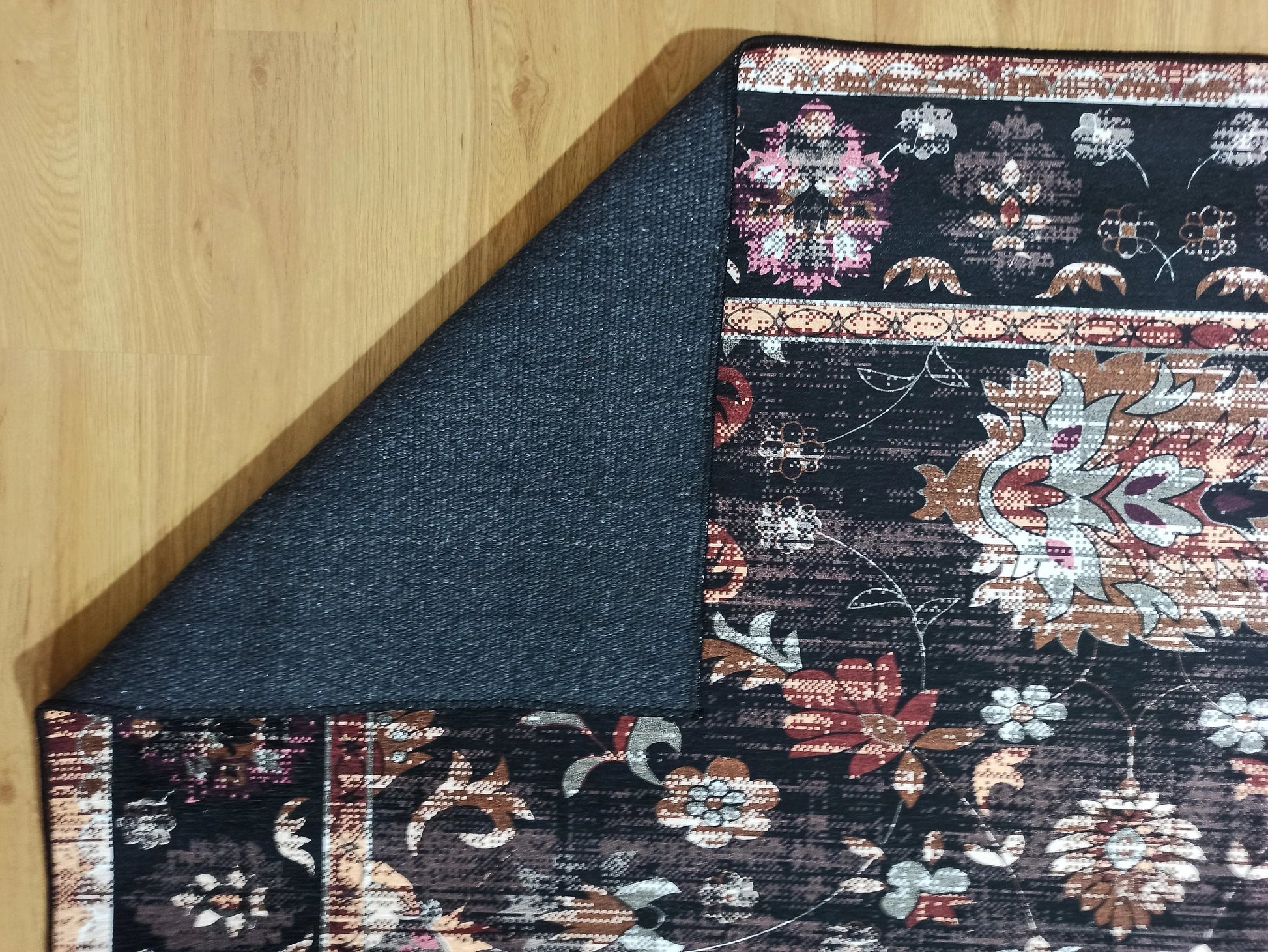 Siyah ve Kahve Tonlu Eskitme Çiçekli Halı