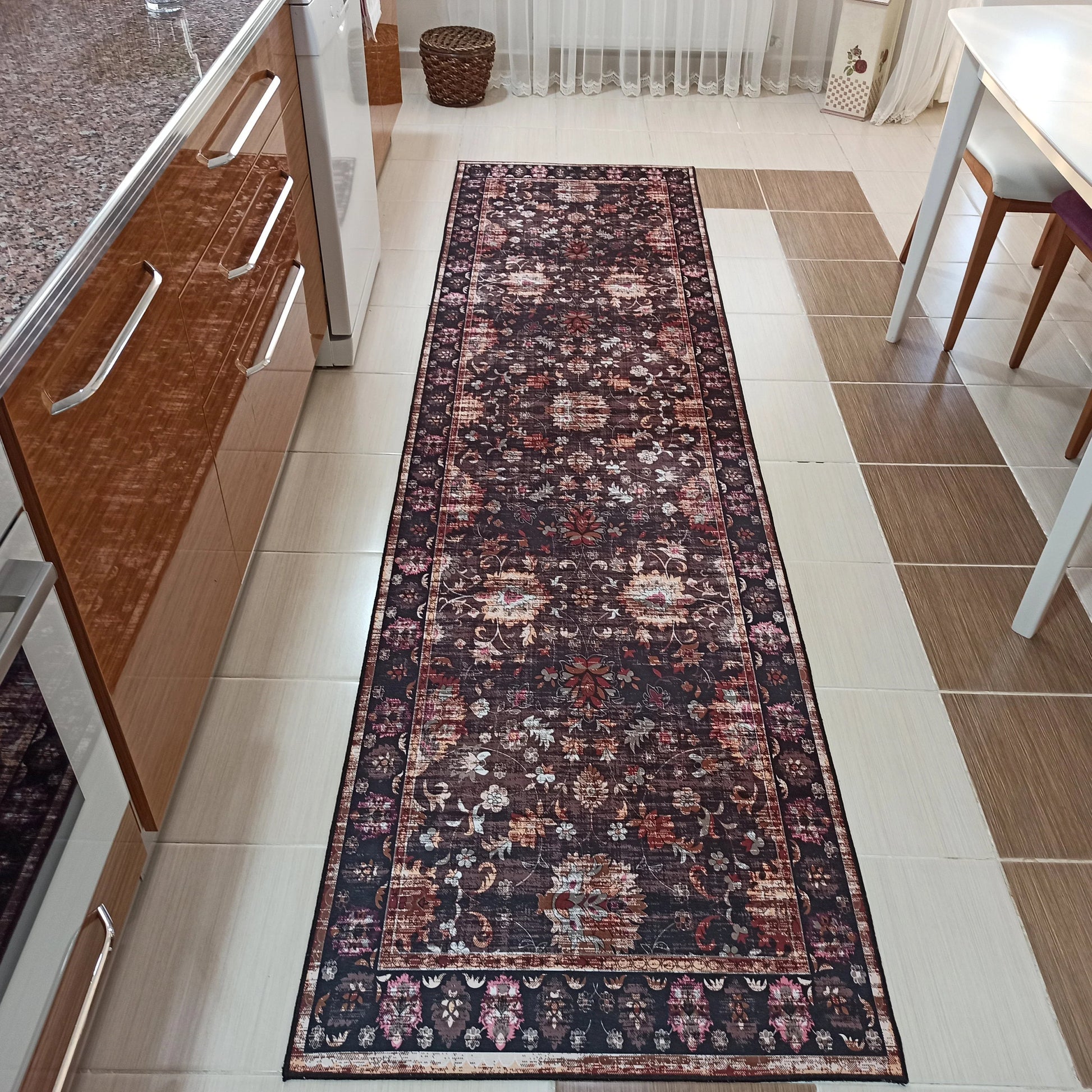 Siyah ve Kahve Tonlu Eskitme Çiçekli Halı