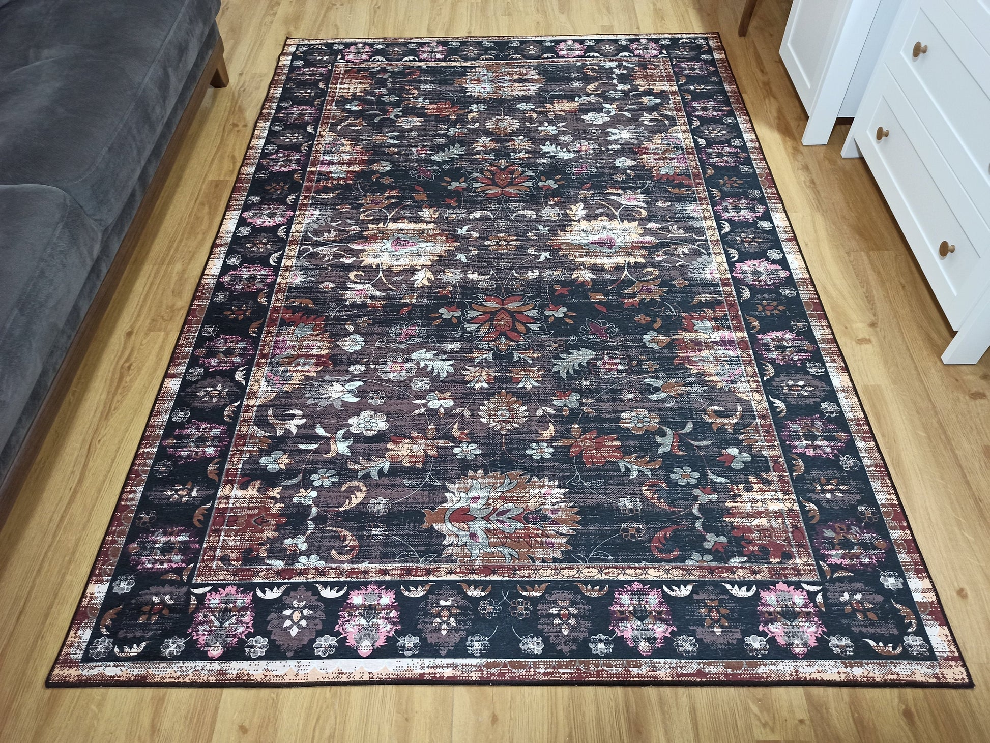 Siyah ve Kahve Tonlu Eskitme Çiçekli Halı