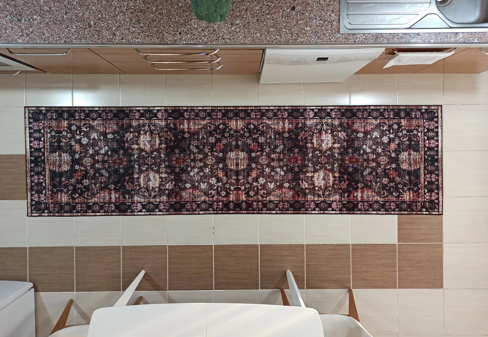 Siyah ve Kahve Tonlu Eskitme Çiçekli Halı