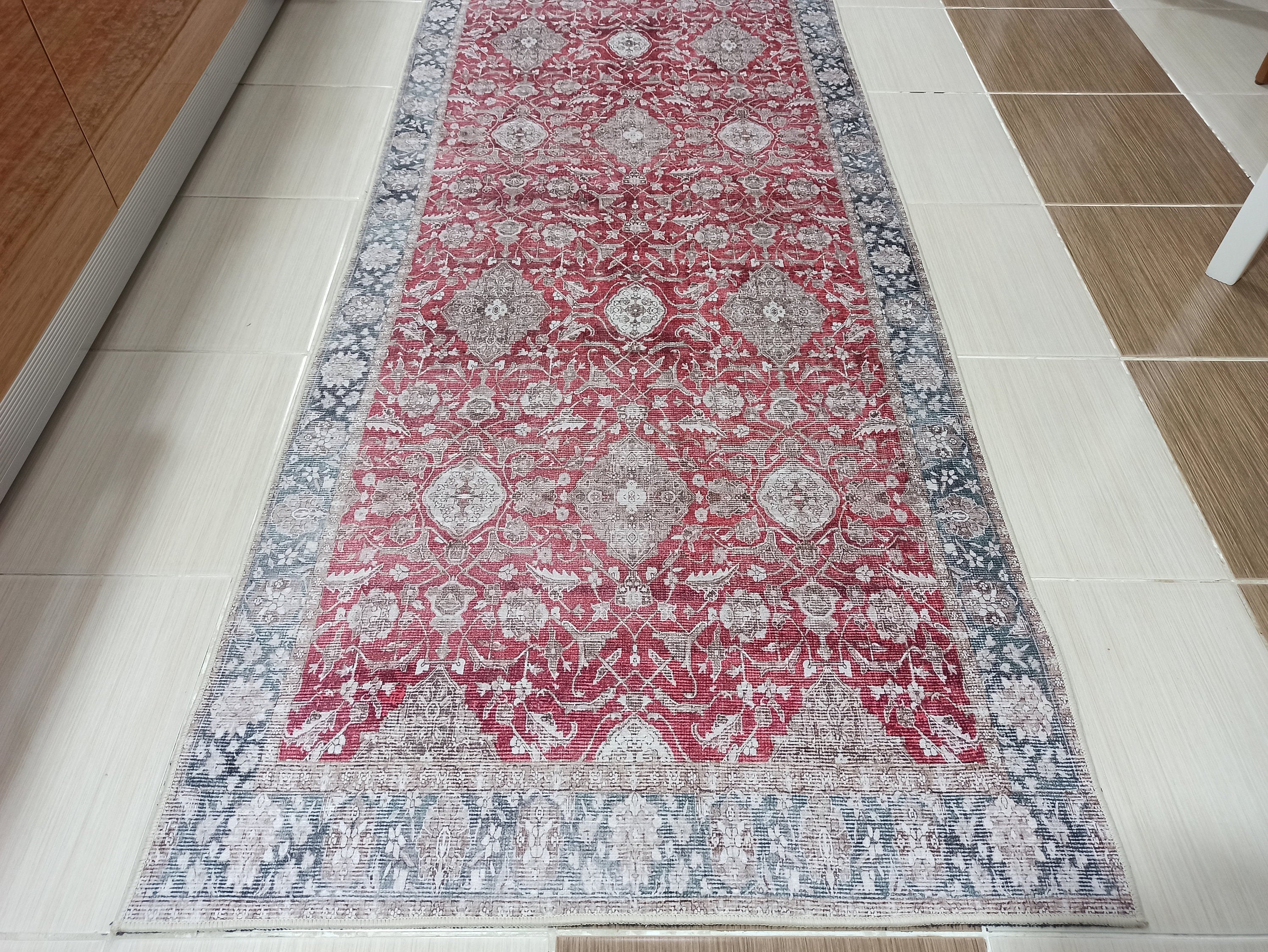 Kırmızı ve Gri Eskitme Medalyonlu Vintage Halı