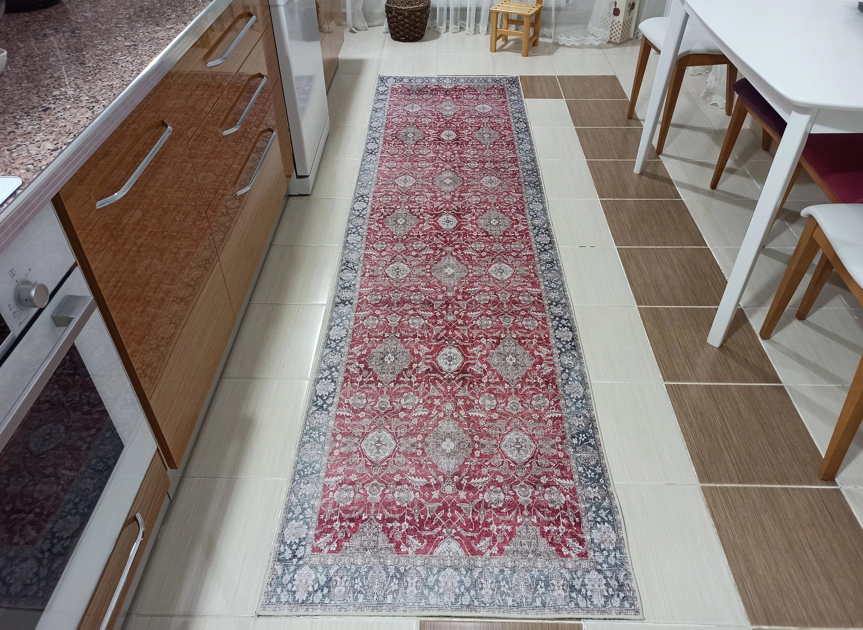 Kırmızı ve Gri Eskitme Medalyonlu Vintage Halı