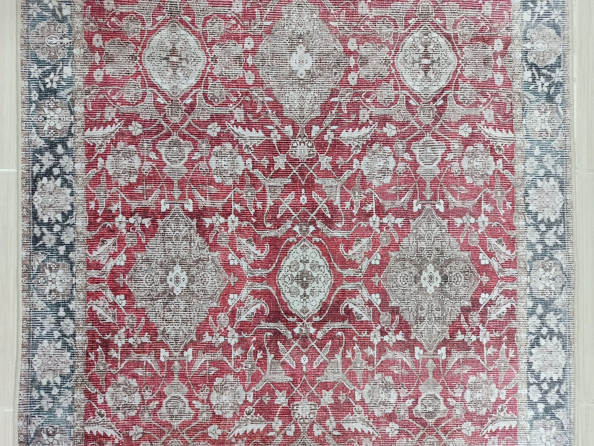 Kırmızı ve Gri Eskitme Medalyonlu Vintage Halı