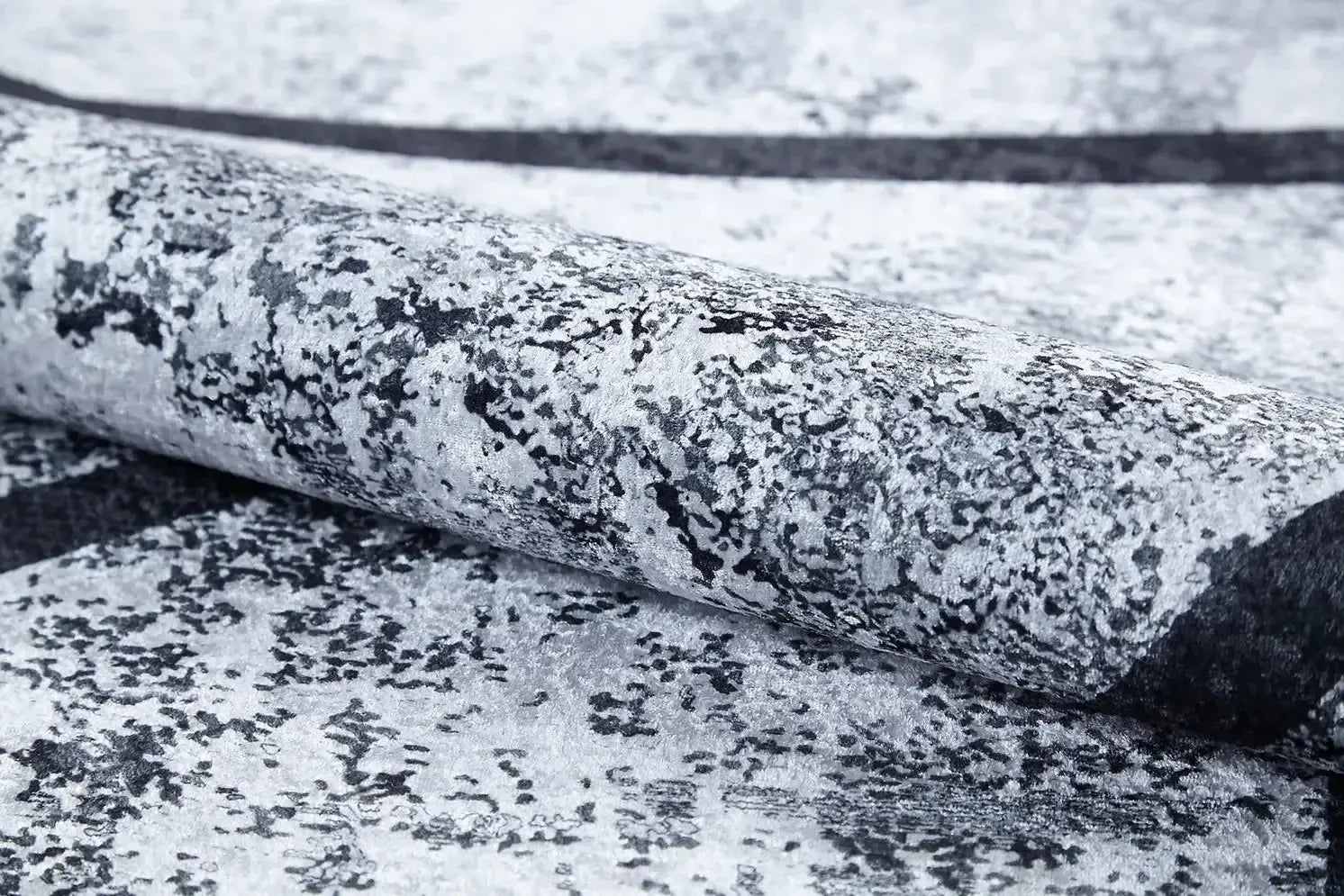 Gri ve Beyaz Geometrik Abstre Halı-Pera Halı